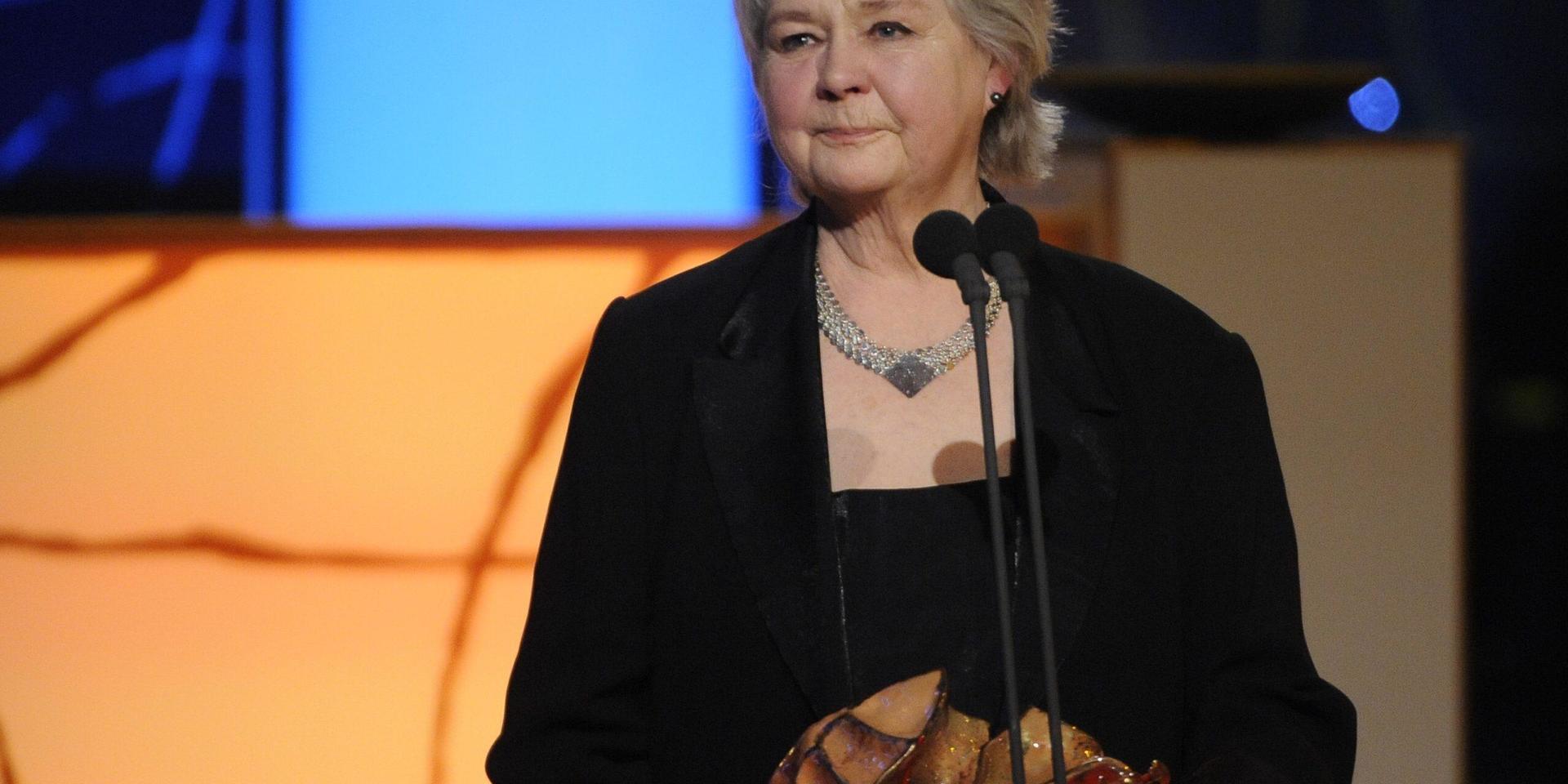 Mona Malm tackar för sin hedersbagge vid Guldbaggegalan i Stockholm år 2011. Arkivbild.