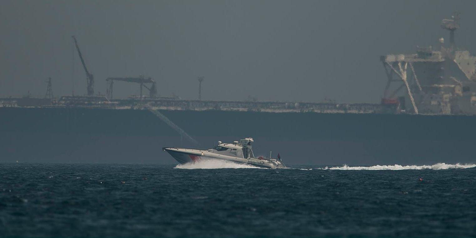 Kustbevakningen kör förbi en oljetanker utanför Fujairahs kust i Förenade arabemiraten i samband med sabotaget den 13 maj i år. Arkivbild.