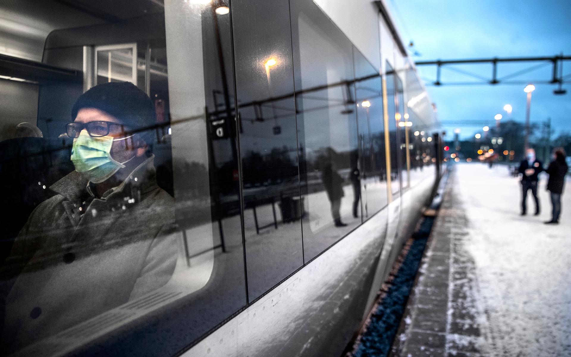 7 januari. Munskydd blev allt vanligare, inte minst i kollektivtrafiken. Roger Sjöqvist tar tåget till jobbet i Göteborg.