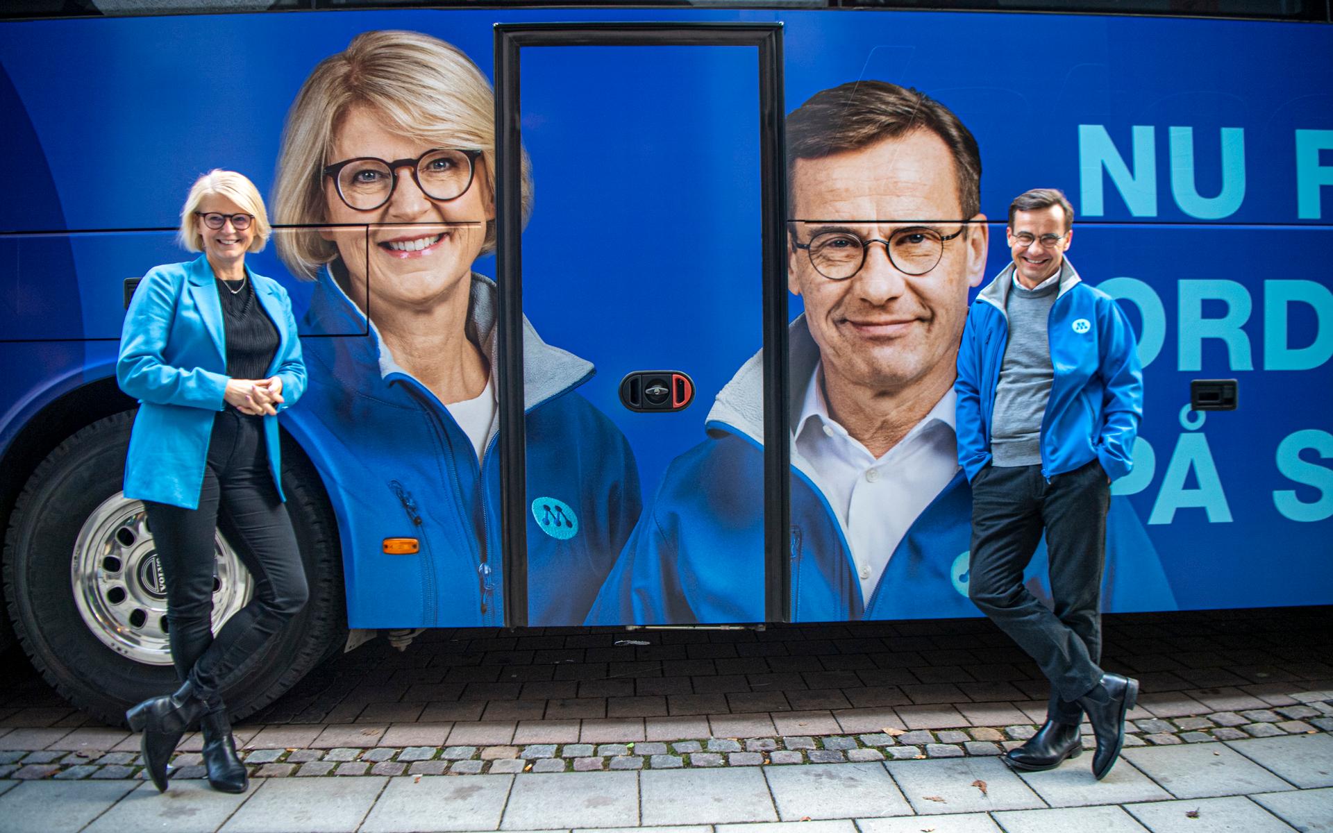 22 november. Glada moderater på valupptakt. Elisabeth Svantesson och partiledare Ulf Kristersson passerade Trollhättan med sin blå buss.