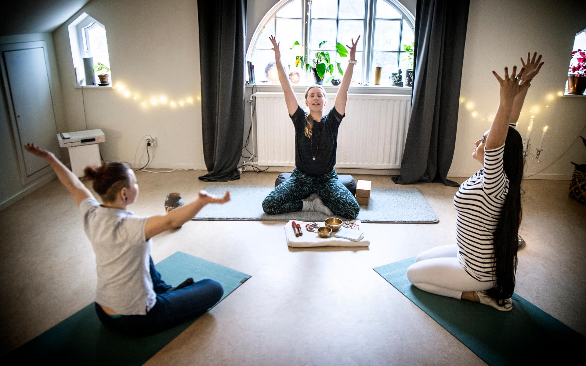 26 mars. Trädkronorna - tre kvinnor som öppnat verksamhet med yoga, massage, avslappning.Linn Widenberg, Tove Blomdahl och Anarkhan Kurbanova.