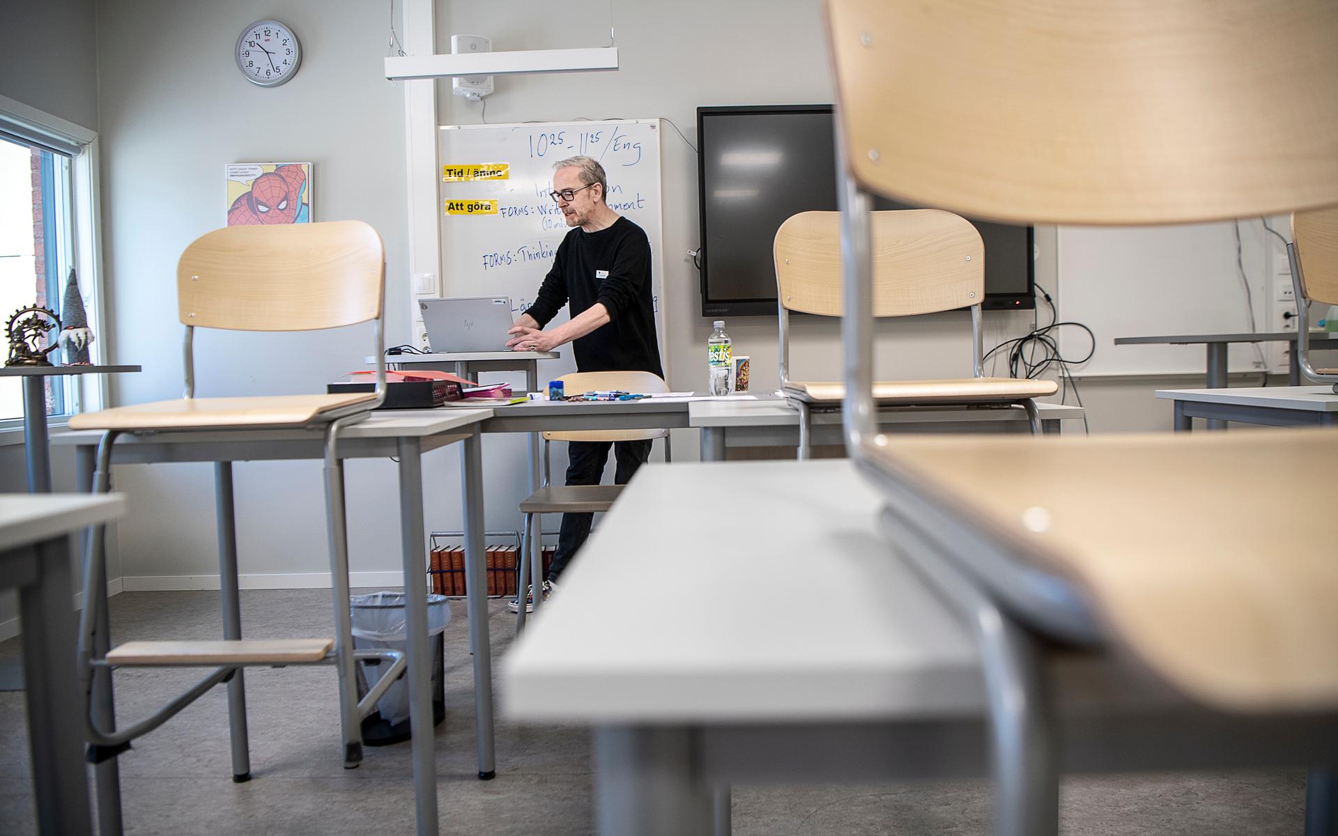 12 januari. Distansundervisningen på Silvertärnan i Vänersborg är igång. Lärare Ulf Samuelsson undervisar i engelska från det tomma klassrummet.