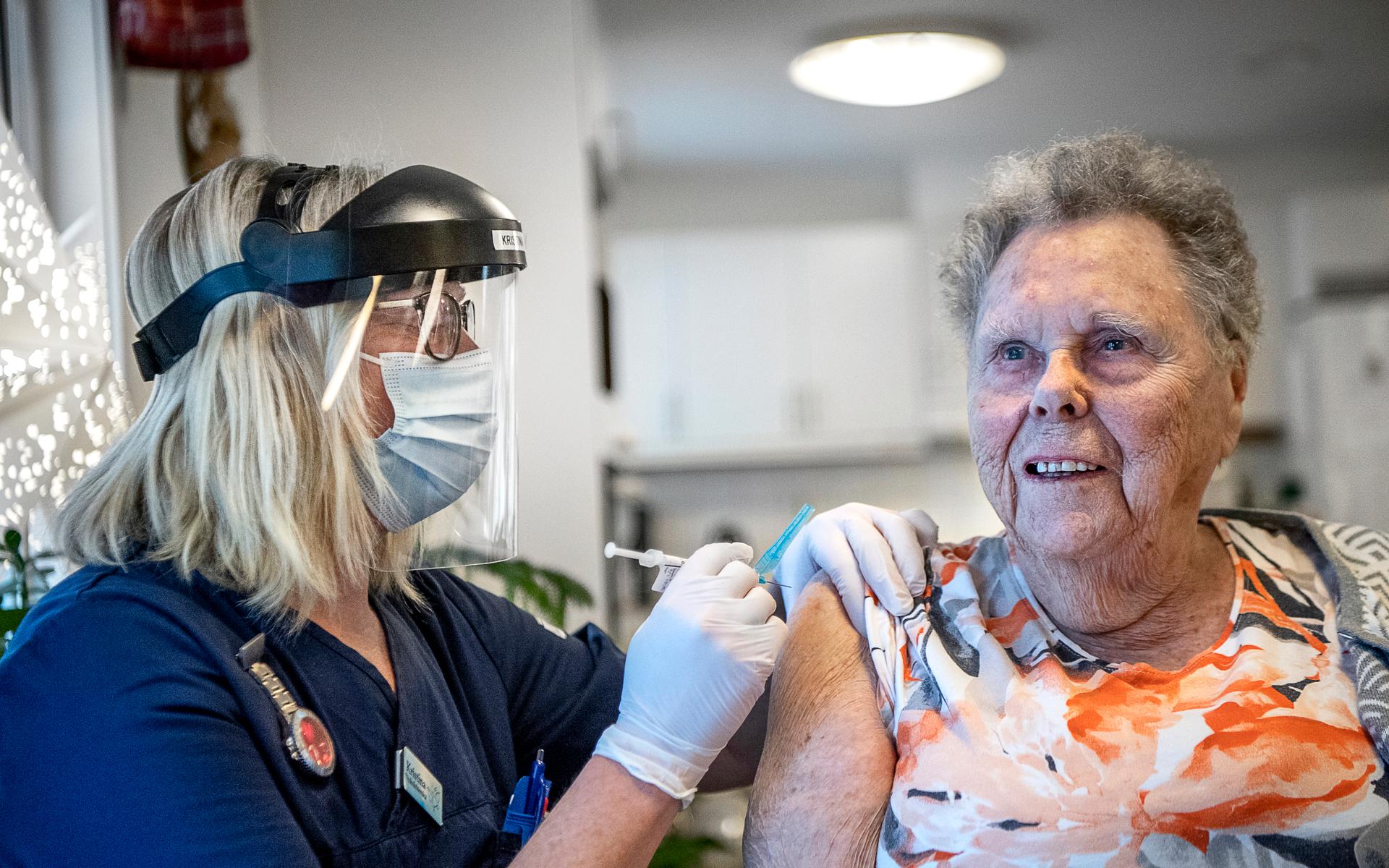 7 januari. Vera Svensson på äldreboendet Solhaga i Brålanda blev en av de första personerna i Vänersborgs kommun att vaccineras mot covid-19. Sjuksköterska Kristina Mild skötte injiceringen.