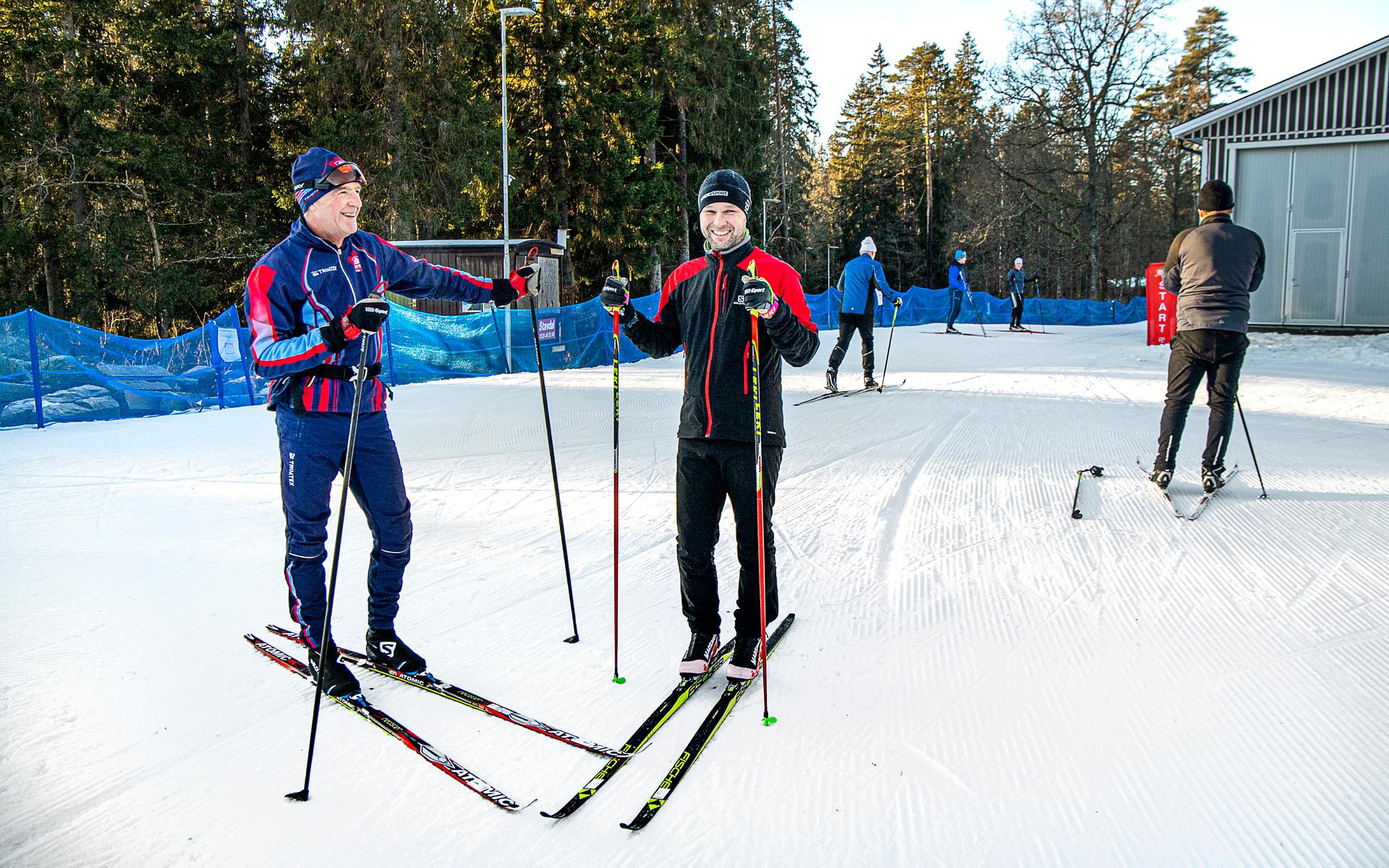 17 december. Konstsnöspåret i Trollhättan blev klart oväntat tidigt på säsongen, men det är inget Tomas Nilsson och Janne Huhtala har något emot. De och många andra har redan ett antal mil i benen.