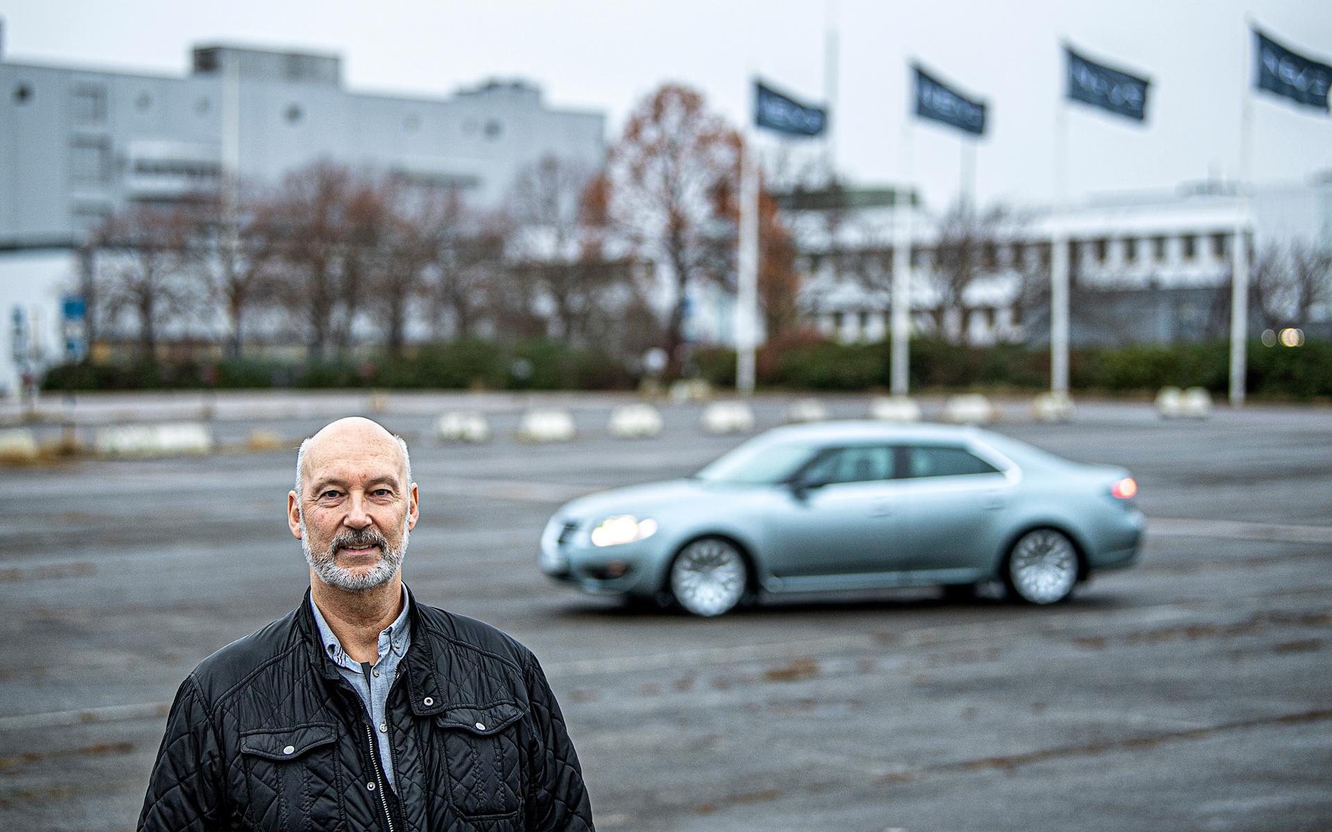 15 december. Jan Fredriksson är en av många f d Saab-anställda. På arbetstid kör han numera Volvo, som testförare, men på fritiden är det fortfarande Saab som gäller.