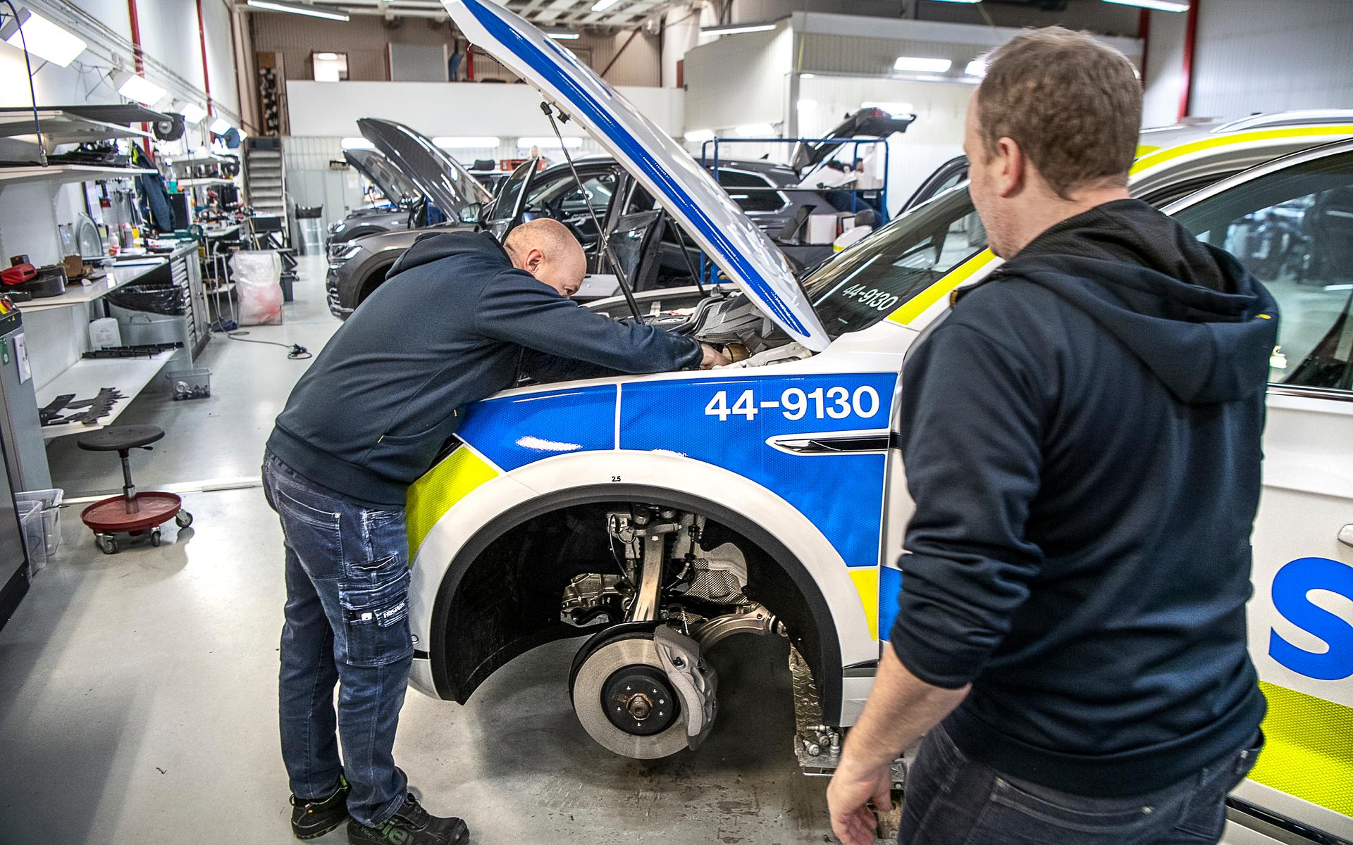 25 januari. På företaget Svop i Trollhättan stripas VW-bilar blågula och får emblem och sifferbeteckningar. Henrik Liwenborg och Magnus Riley monterar dessutom kablage till all extrautrustning som blinkar och låter.