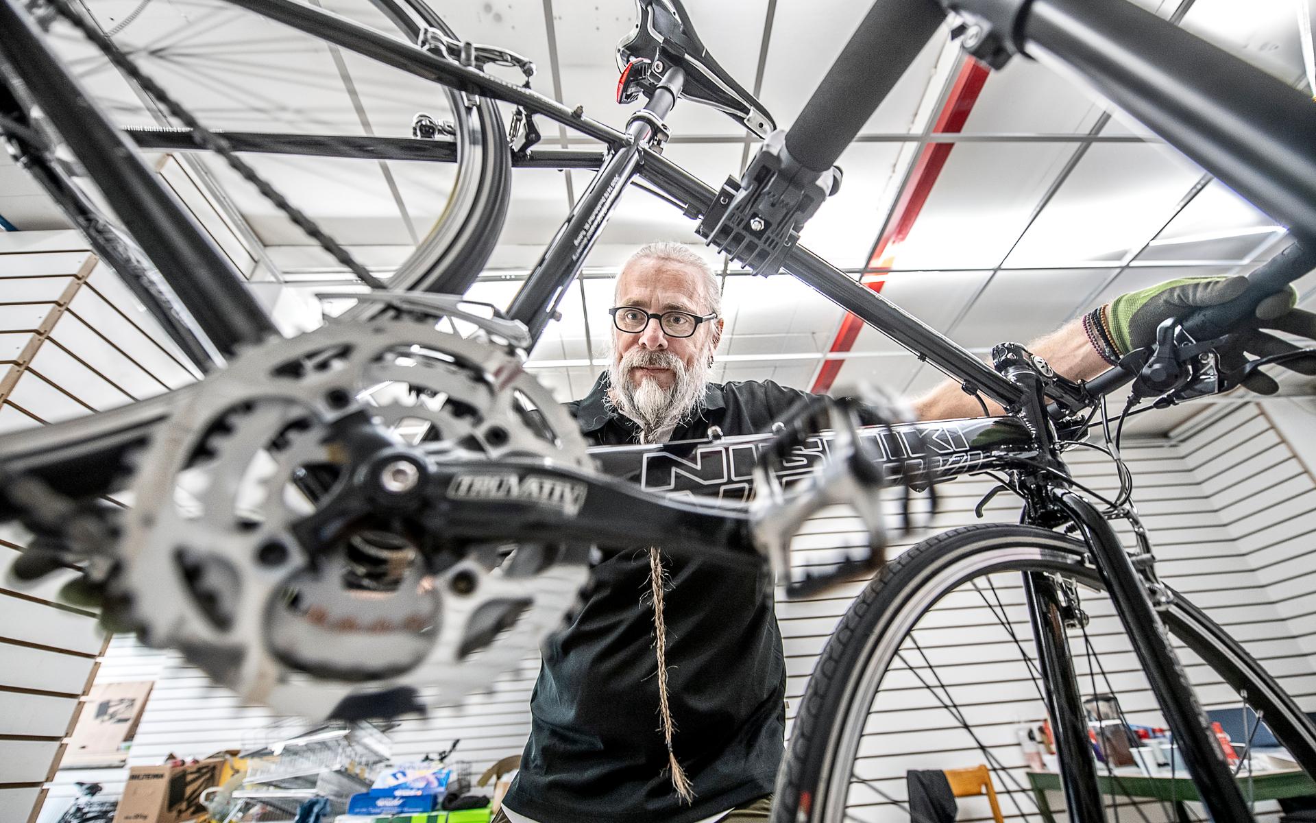 7 april. Jörgens cykel &amp; sport öppnar med nya ägare. Kjell Brandes testar dreven på en kundcykel.