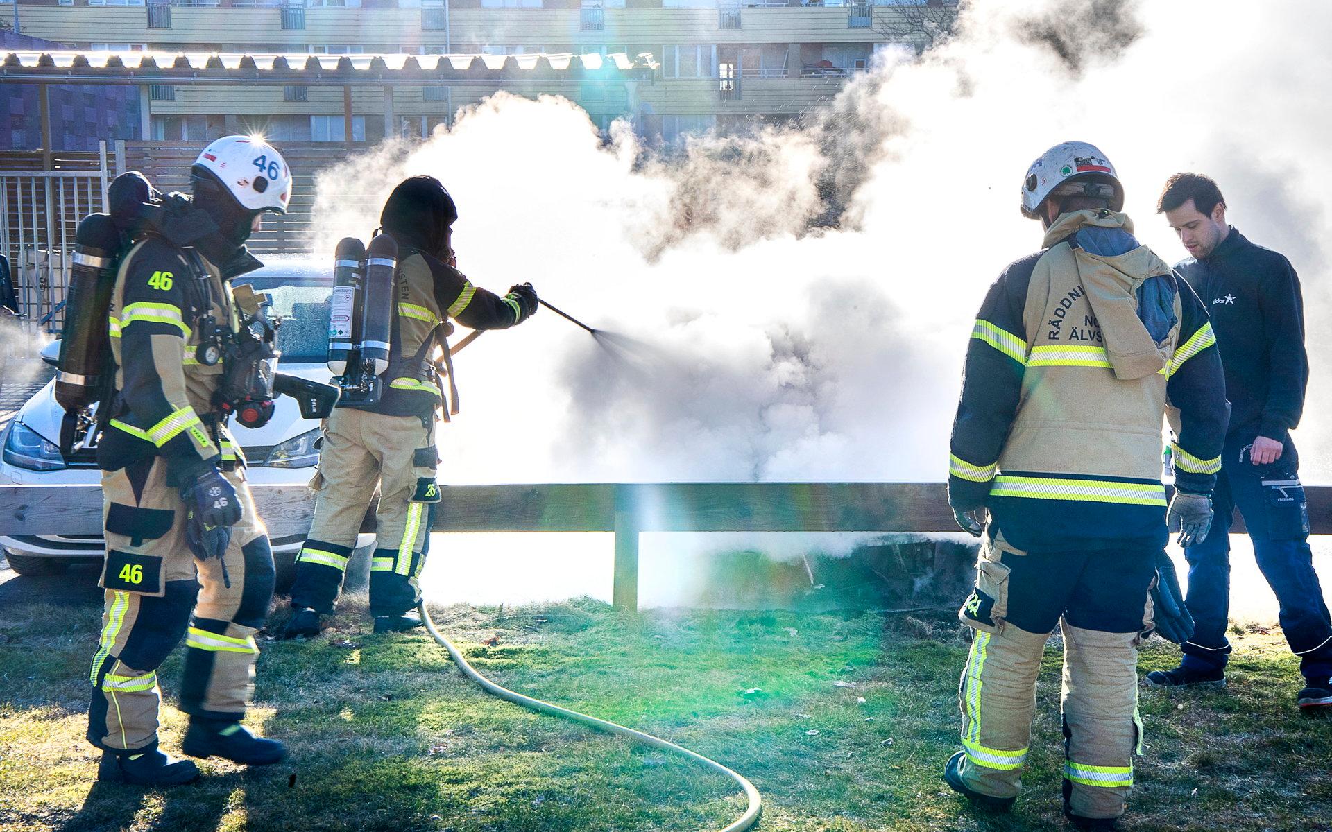 5 mars. Ännu en bilbrand för räddningstjänsten, den här gången vid Granngården i Trollhättan.