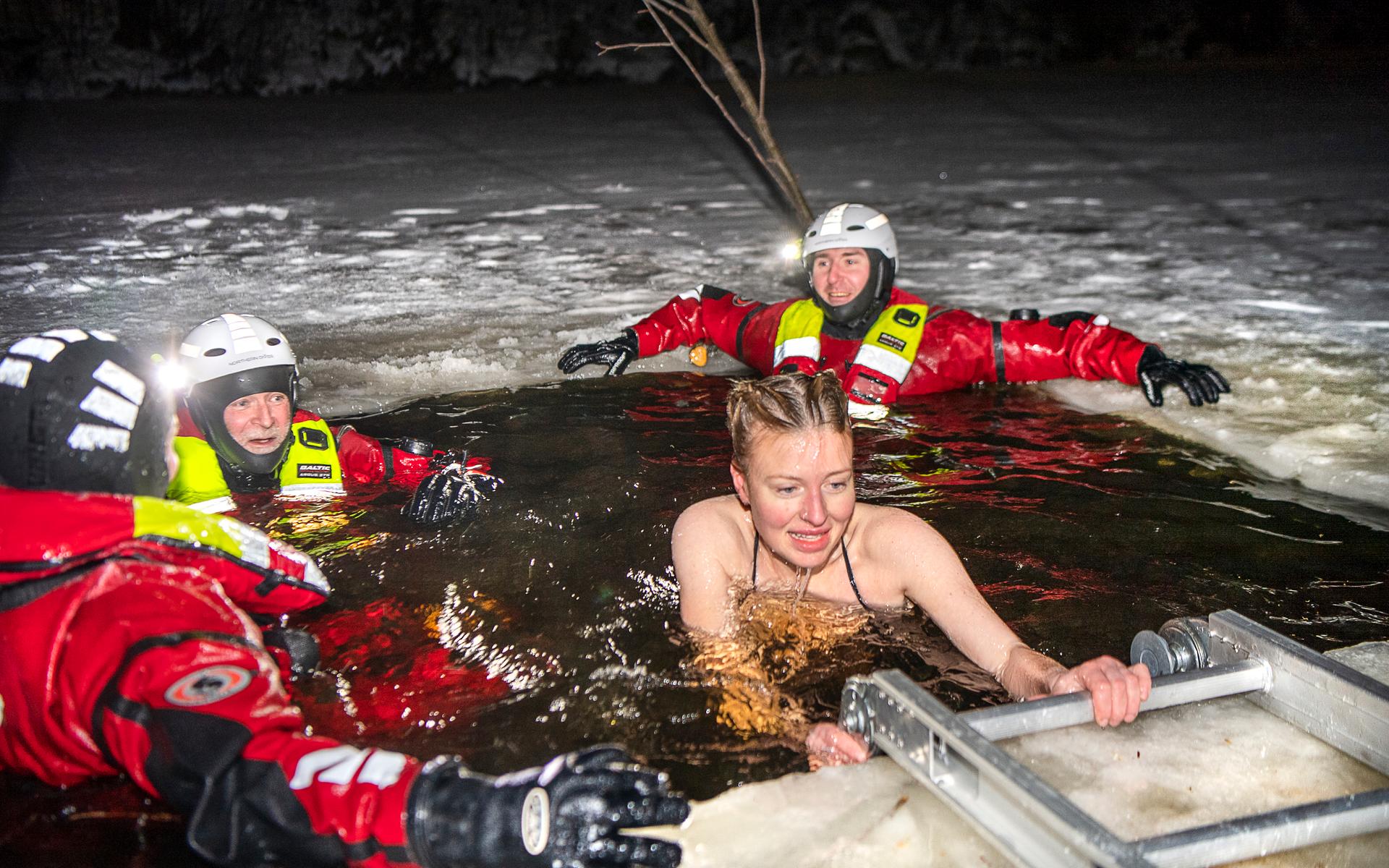 8 februari. Det finns olika typer av vinterbadare. När deltidsbrandmännen i Sjuntorp övade islivräddning i en uppsågad vak, dök plötsligt Sofia Prytz från Uddevalla upp.