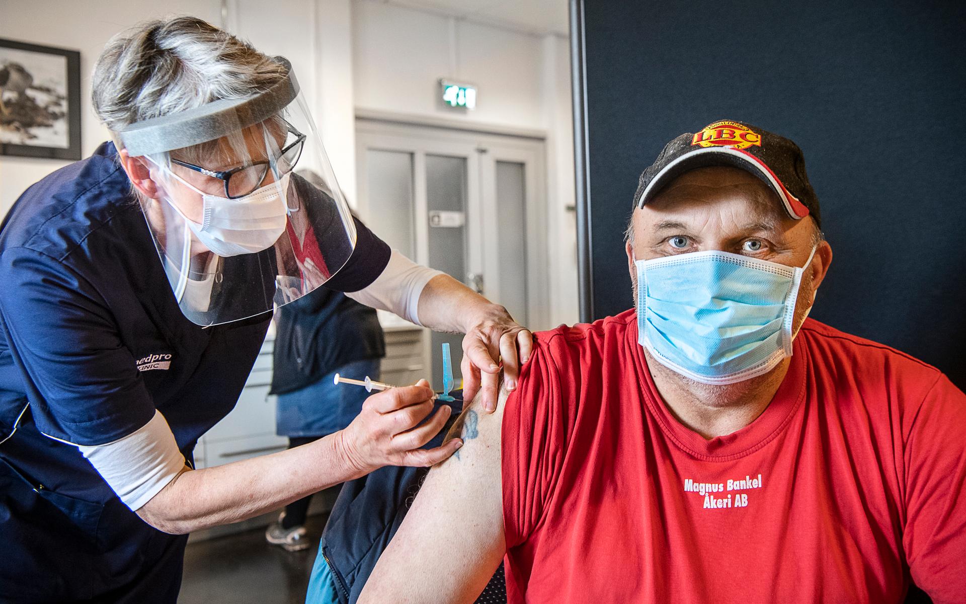 5 maj. Så kom massvaccineringen till Lilla Edet, och då passade Aki Selin på. I Kulturhuset Folket hus fick han sin spruta av Annika Gustafson.