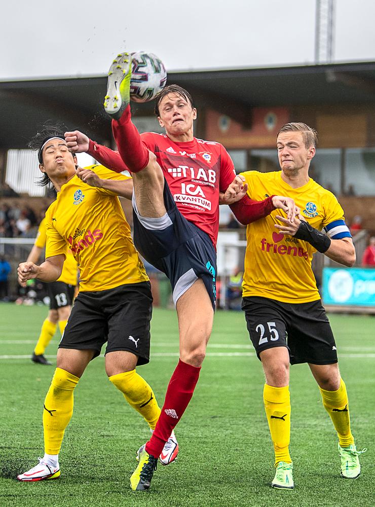 11 september. Marwin Leidewall, Vänersborgs IF, kniper bollen i duell med två spelare från Lund i herrfotbollens division 1 södra.