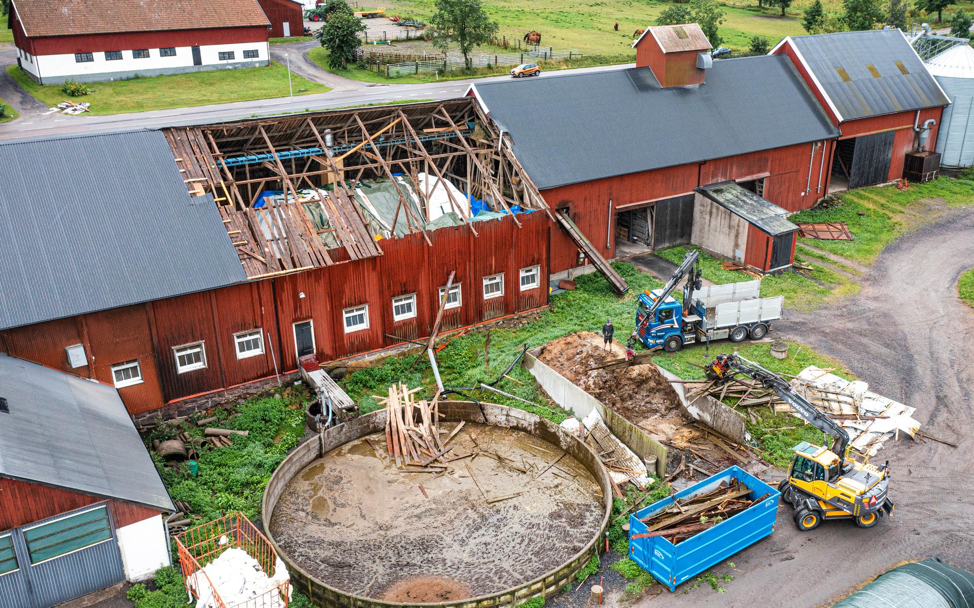 30 juli. Tromp slet av flera tak på ladugårdar i Västra Tunhem, bl a hos Ove Gustafsson på Forstena gård.