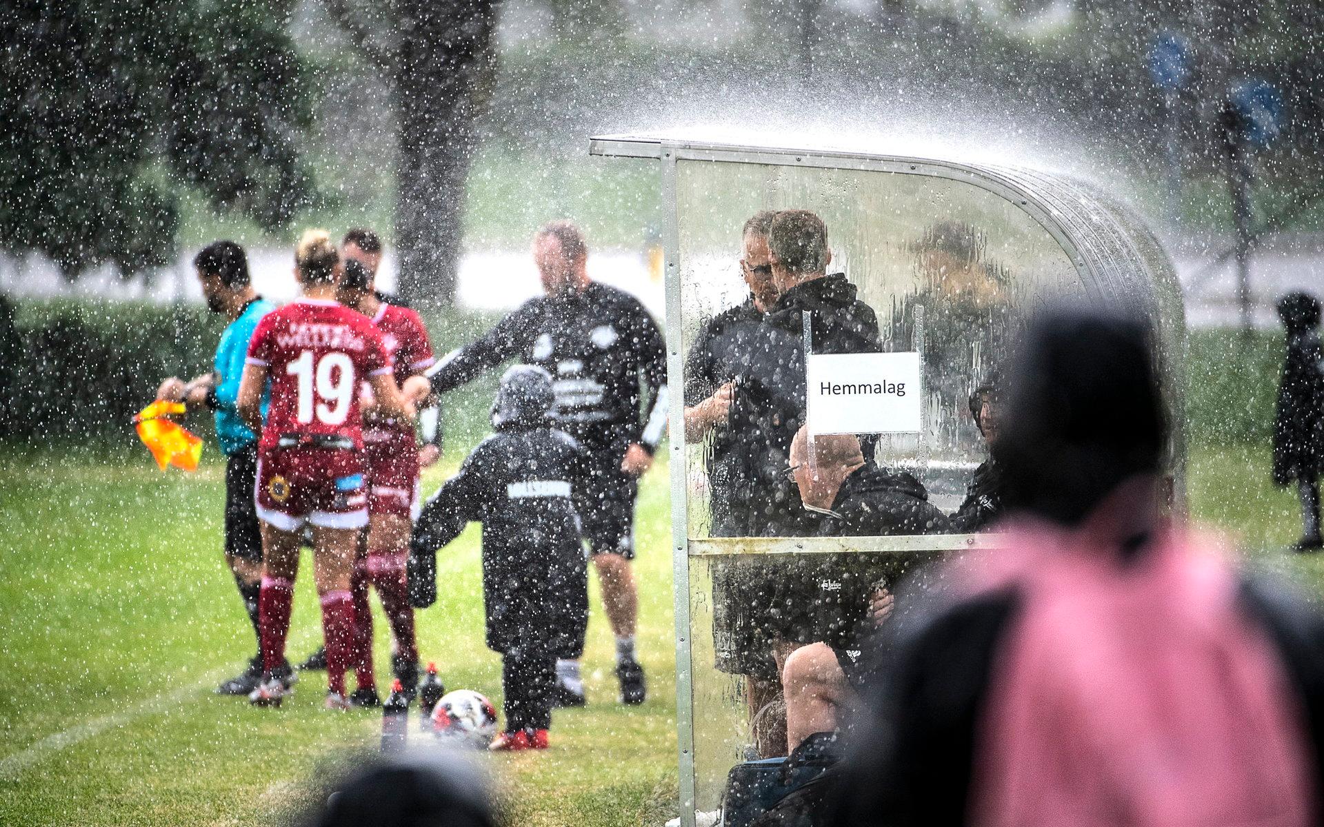 20 juni. Vädret var inte det bästa när TFK/HIS mötte Rävåsen på Stavrelunds IP.