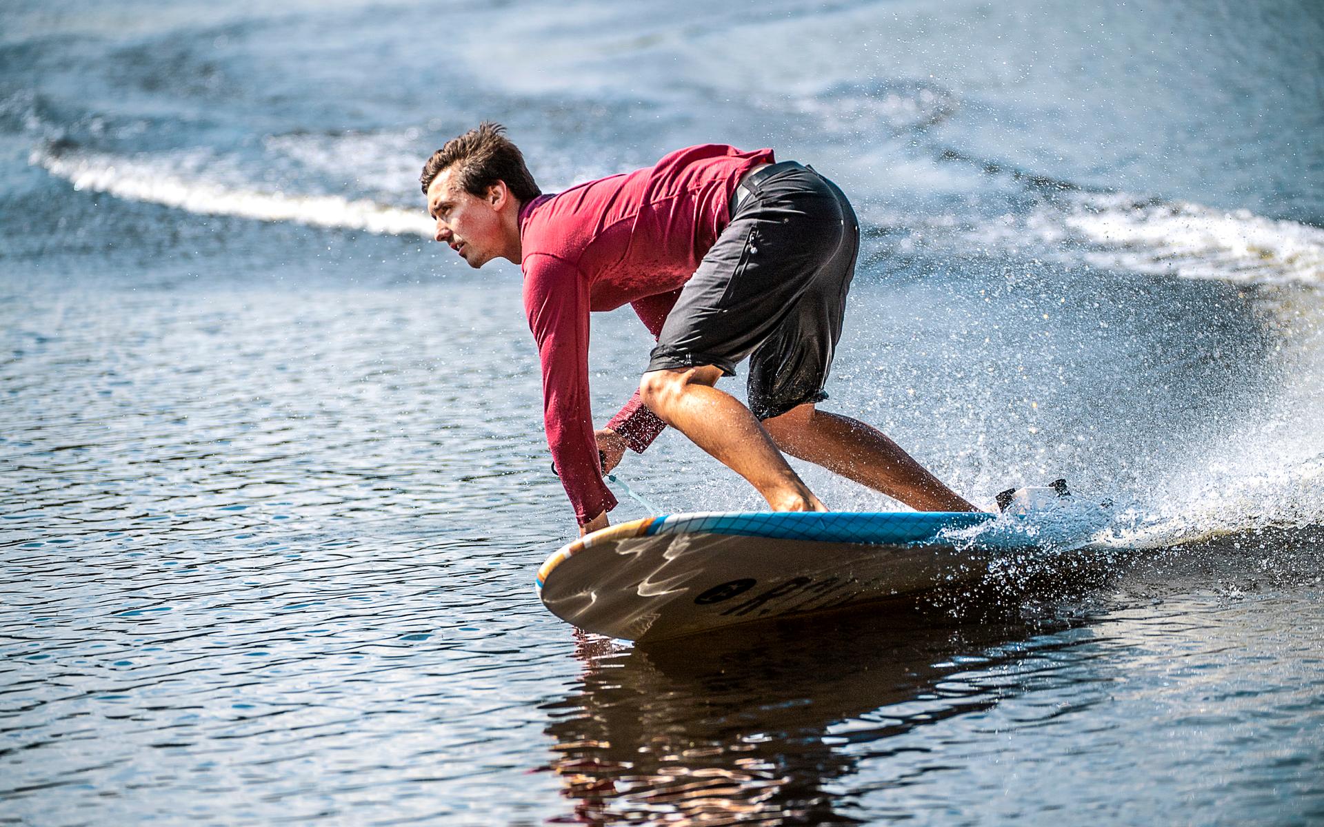 9 juli. Simon Sörensen har gjort en elektrisk surfingbräda, och kan komma upp i ansenlig hastighet.