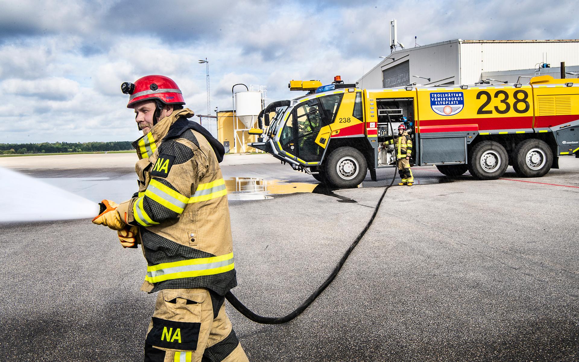 7 september. Flygplatsbrandmännen, men Niklas Andersson närmast, testar olika funktioner på sin stora brandbil vid Trollhättan/Vänersborgs flygplats.
