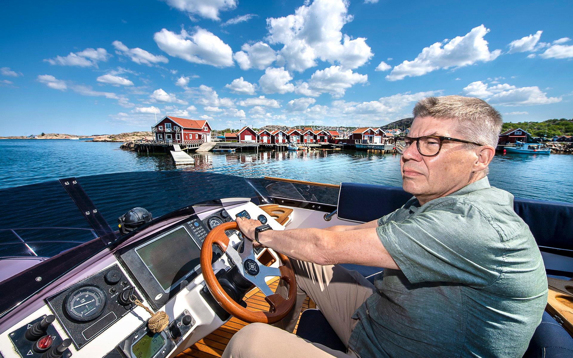 4 juni. Anders Birgersson, vd för VBG Group, tar en tur med båten på havet utanför Hunnebostrand.
