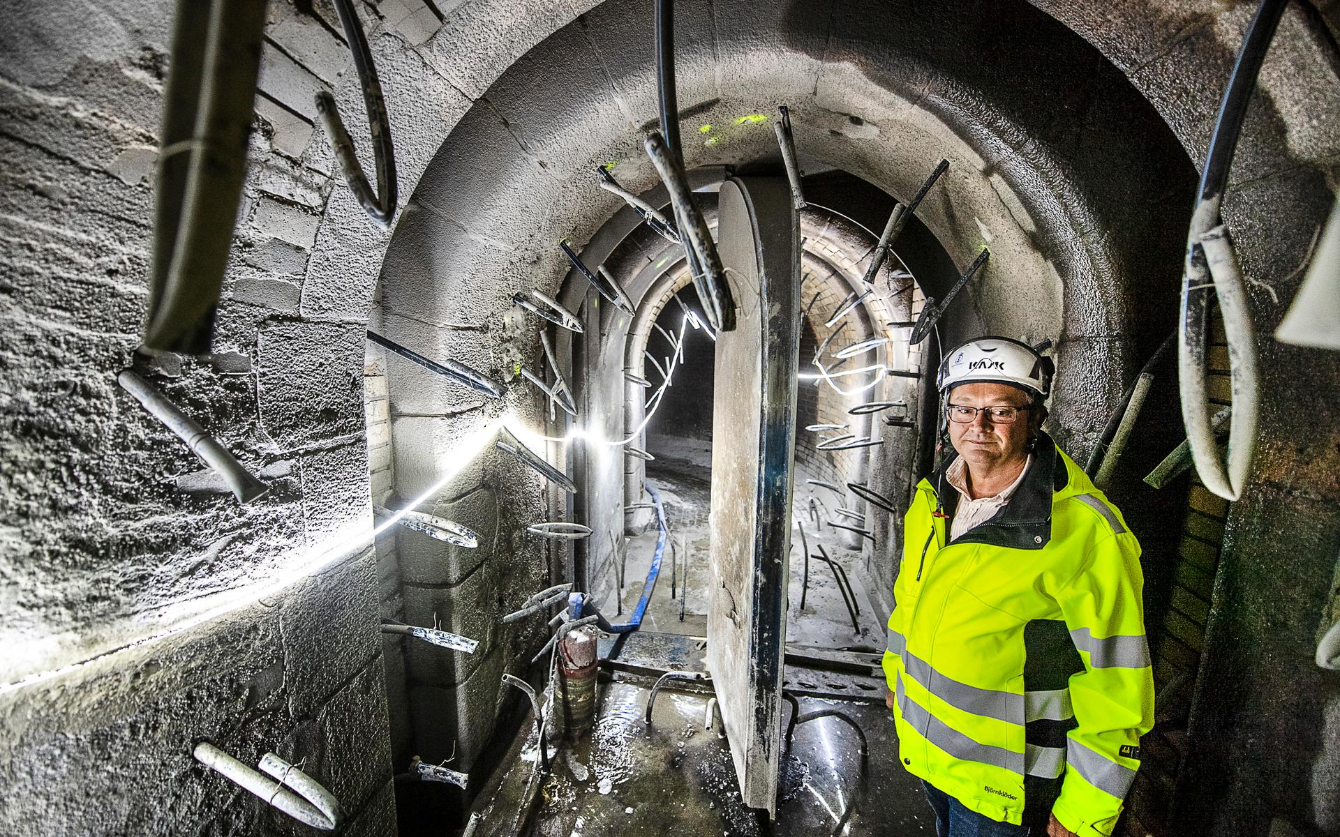 6 september. Renoveringstider. Per Lagerström, Sjöfartsverket, visar tunneln och svängluckan som reglerar vattentappningen i slussarna.