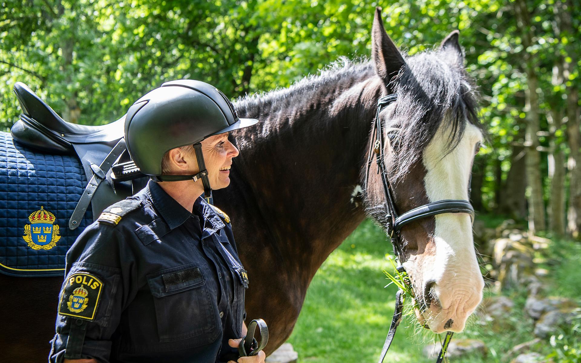 15 juni. Viola var i många år Sveriges största polishäst, och tillsammans Pia Goksöyr tjänstgjorde hon flitigt runt om i landet. Kort efter att bilden togs, skadade sig Viola så illa att hon fick tas bort.