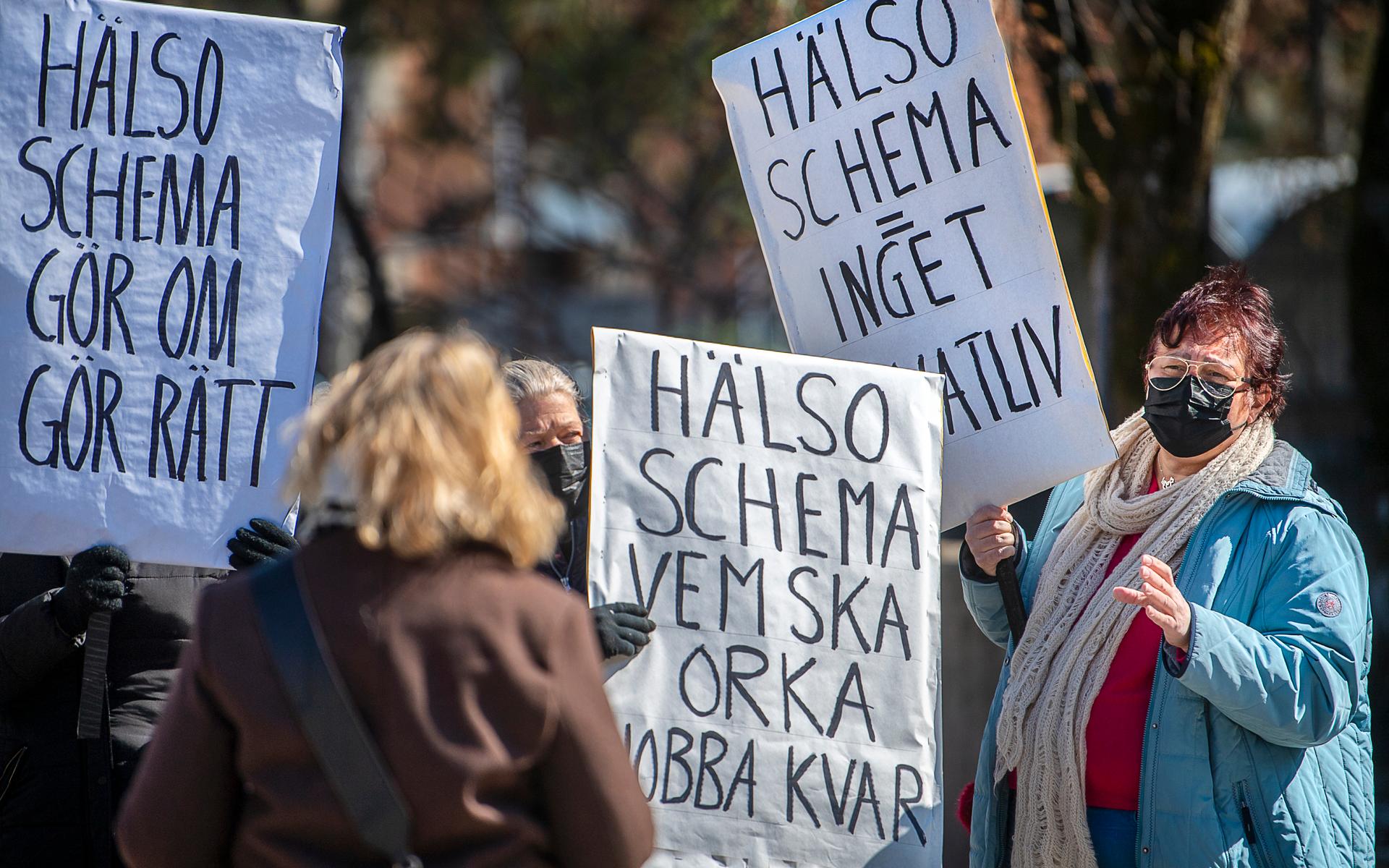 29 april. Undersköterskor inom den kommunala omsorgen i Trollhättan protesterar mot sina scheman.