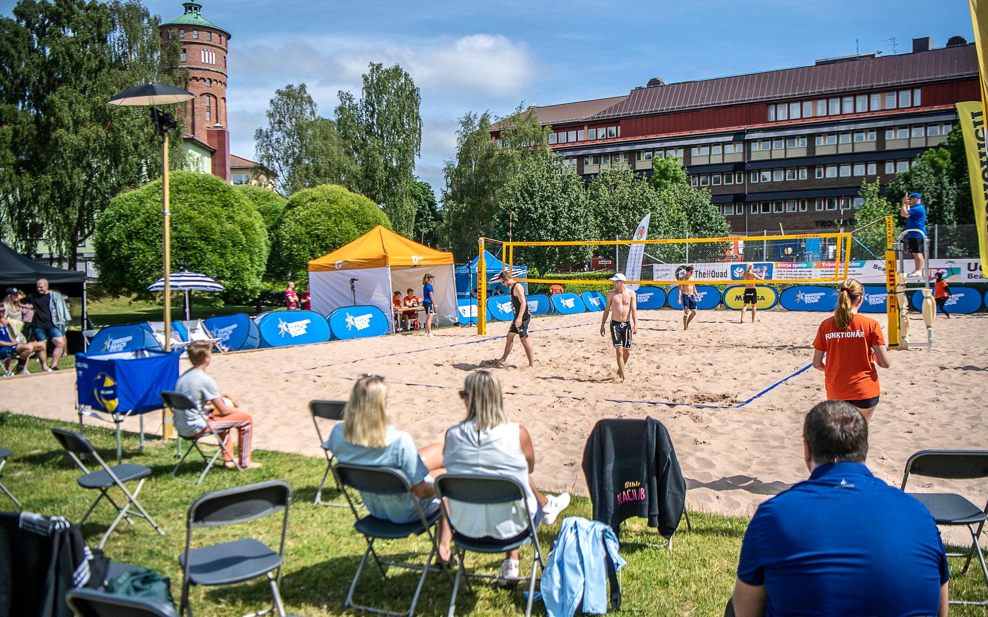 20 juni. Platsen är Dahllöfs mosse i Trollhättan och Sverigeeliten är på plats för att spela beachvolleyboll.