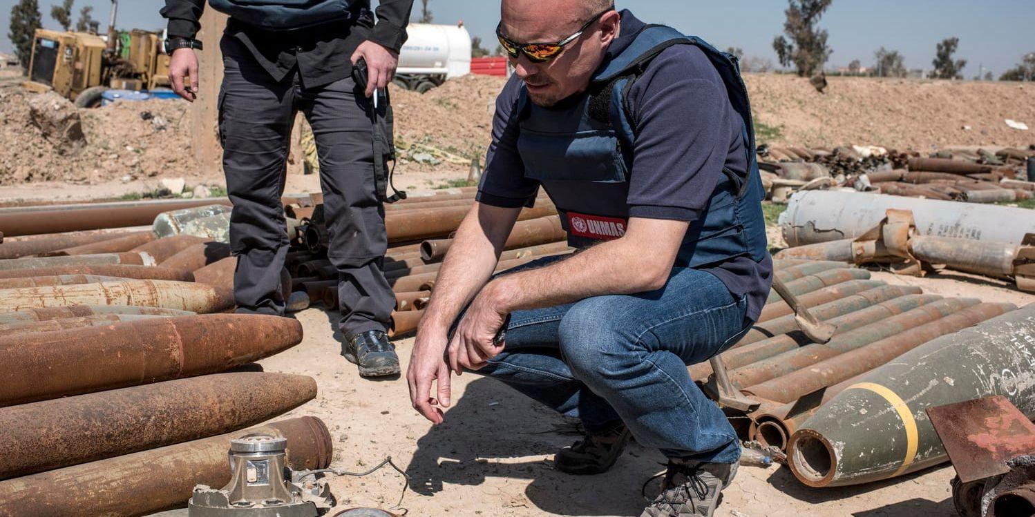 Svenske Pehr Lodhammar, chef för FN:s min- och ammunitionsröjare i Irak, bland oskadliggjorda granater.