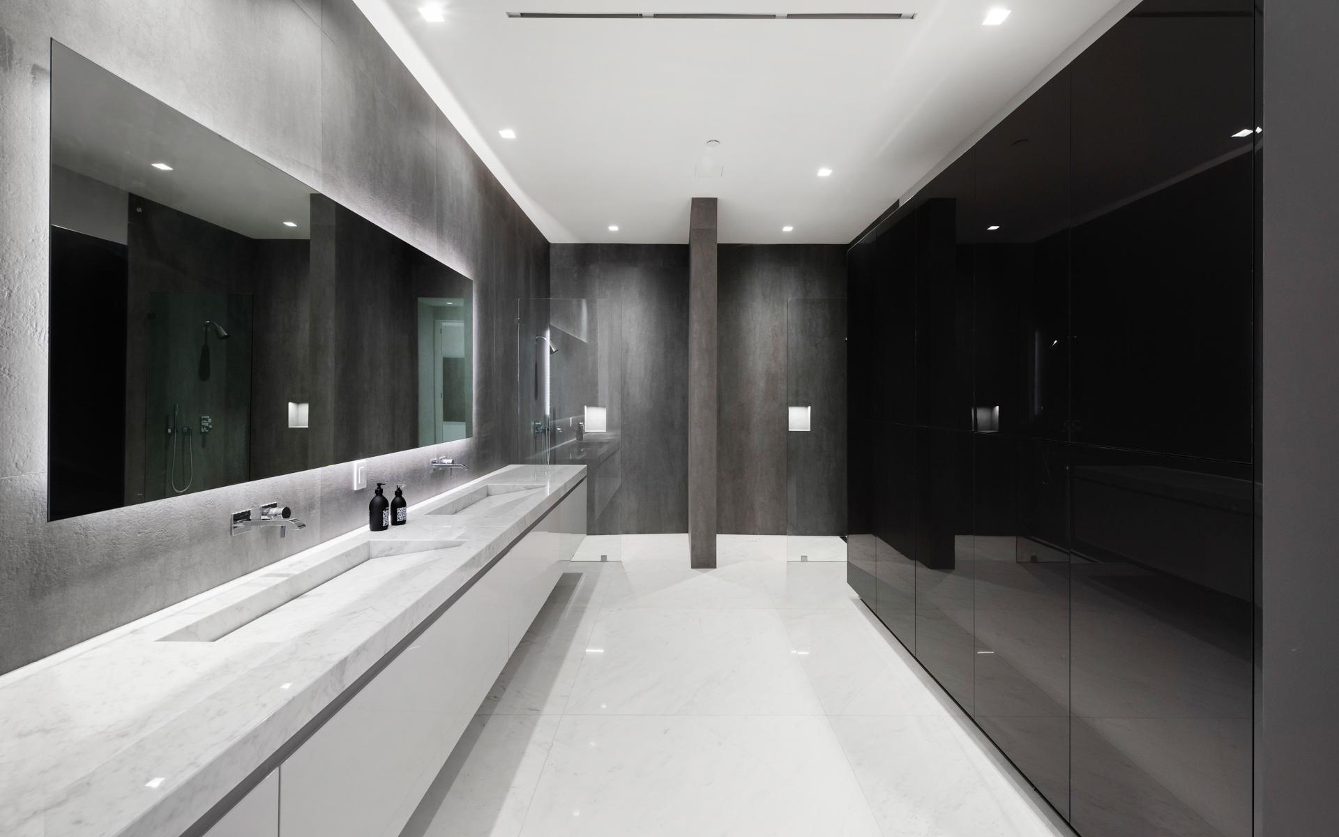 Till master suite finns ett par badrum. Ett som går i grått och svart. 
