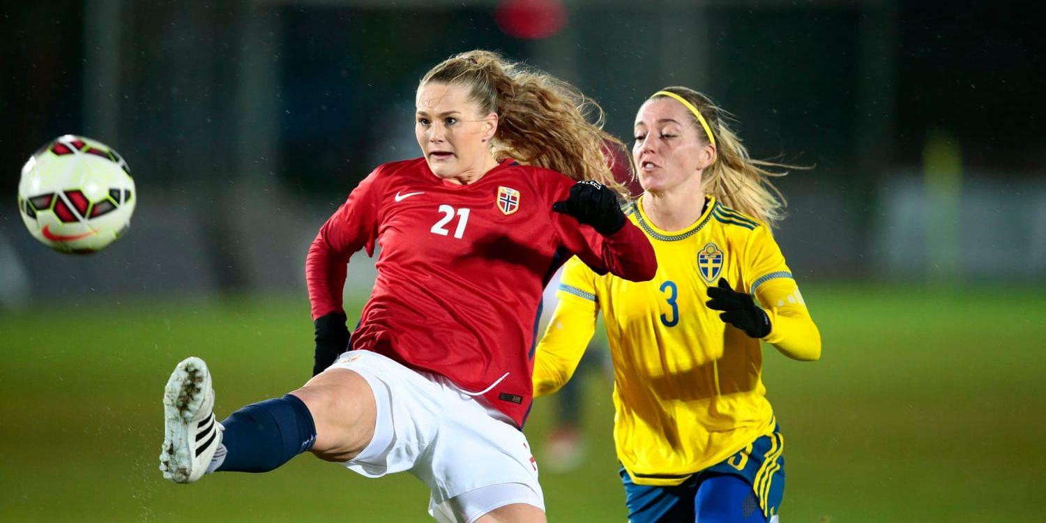 Norges Lisa-Marie Karlseng Utland, här under en träningslandskamp mot Sverige i Spanien i januari, är klar för Rosengård. Arkivbild.
