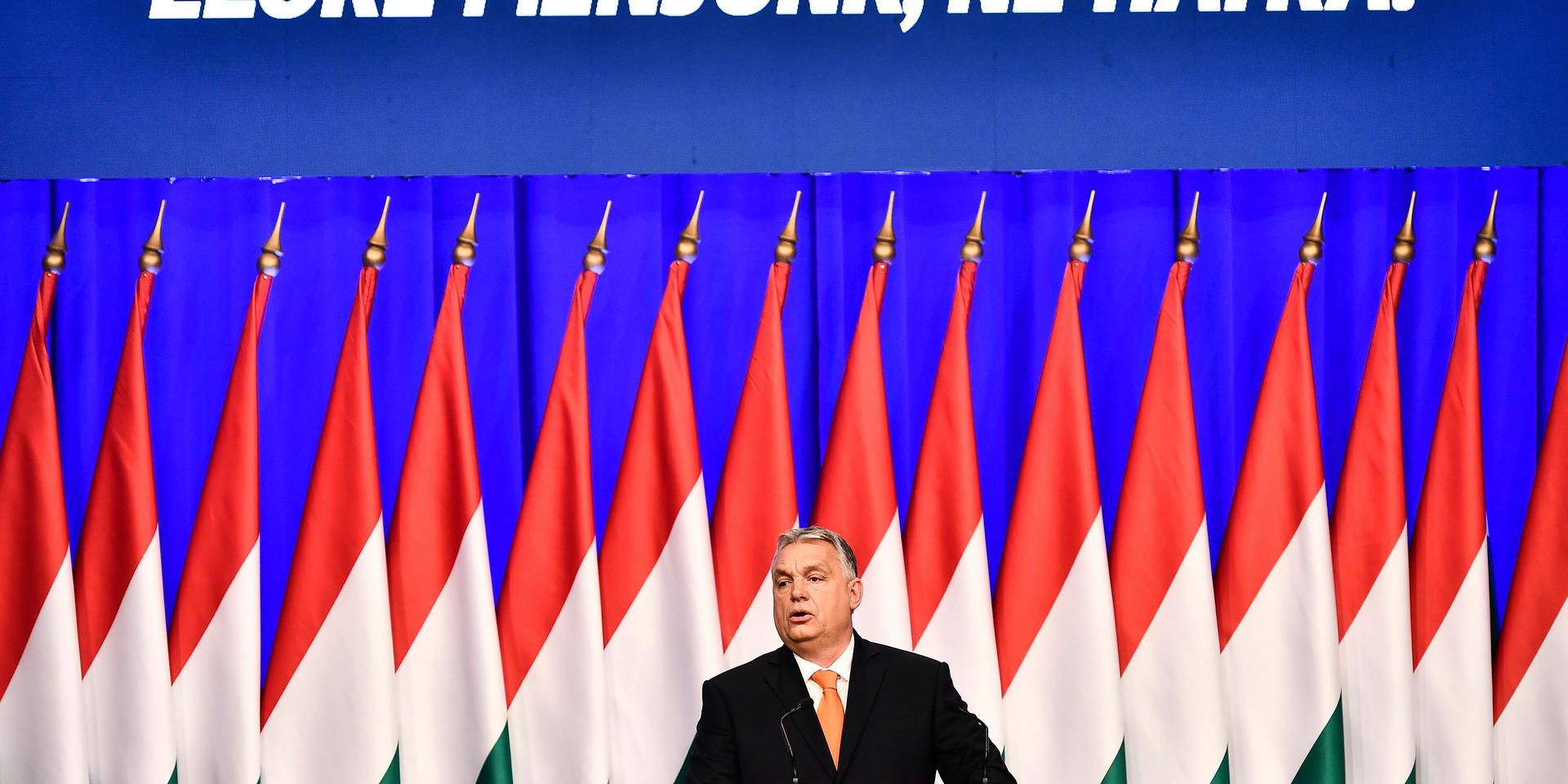 Kampanjar. Ungerns premiärminister Viktor Orbán ska i vår försöka vinna ytterligare ett val, denna gång mot en samlad ungersk opposition. ”Låt oss gå framåt, inte bakåt” lyder parollen. 
