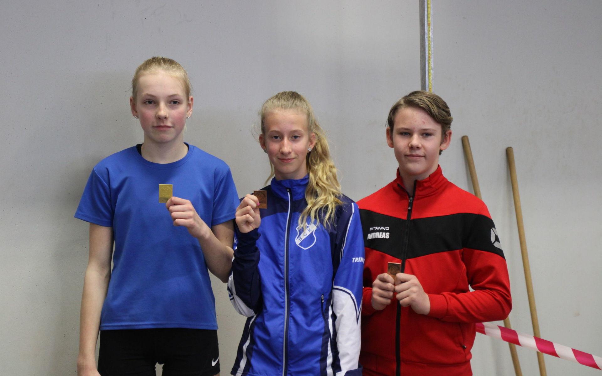 Tre medaljörer från Bohuslän-Dal: Linnea Hallsten, Dals Södra FFI, guld i F13 höjd, Agnes Vinghamre, Brattås CK, brons i F13 höjd och Andreas Nilsson, Dals Södra FFI, brons i P13 kula.
