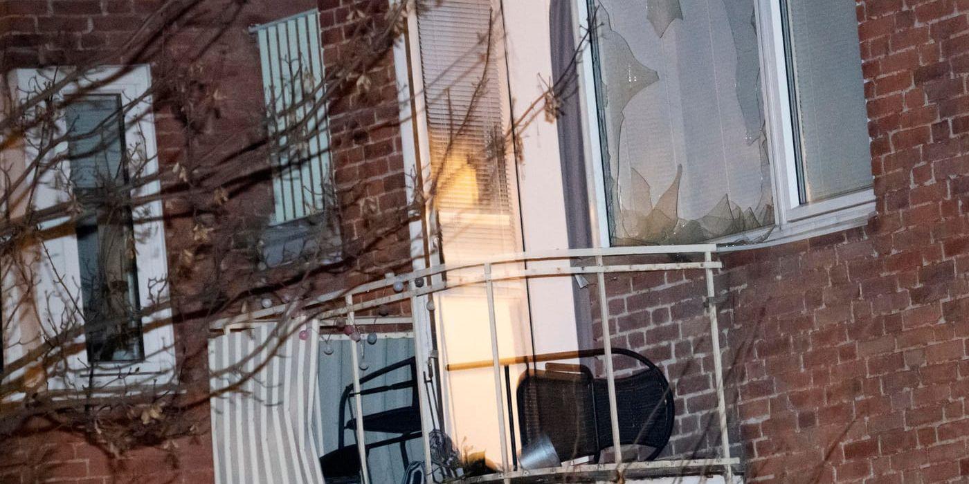 Skador på en balkong och fönster efter en detonation vid ett flerfamiljshus vid Kronprinsen i centrala Malmö natten till fredagen.