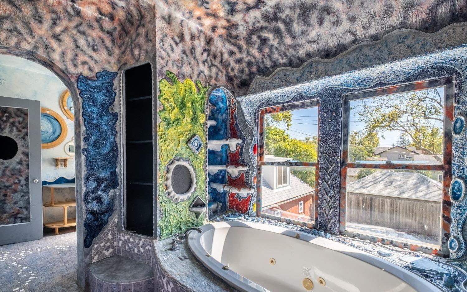 Vid sovrummet ligger ett färgglatt badrum med bubbelbad. Där möter de färgglada väggarna ett leopardmönstrat tak.