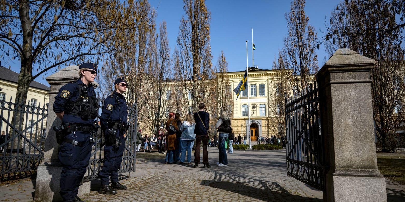 Brottsplats. På latinskolan i Malmö mördades två lärare. Tack och lov går det sällan så långt. Men hot och våld mot lärare, journalister, social- och räddningstjänst har blivit vardag.