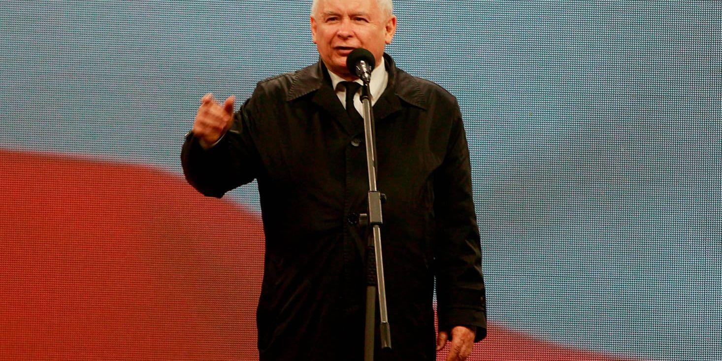 Regeringspartiets ledare Jaroslaw Kaczynski under en ceremoni i april för sin tvillingbror Lech Kaczynski, som dog i en flygkrasch i Ryssland 2010 som Jaroslaw Kaczynski hävdar inte var en olycka.