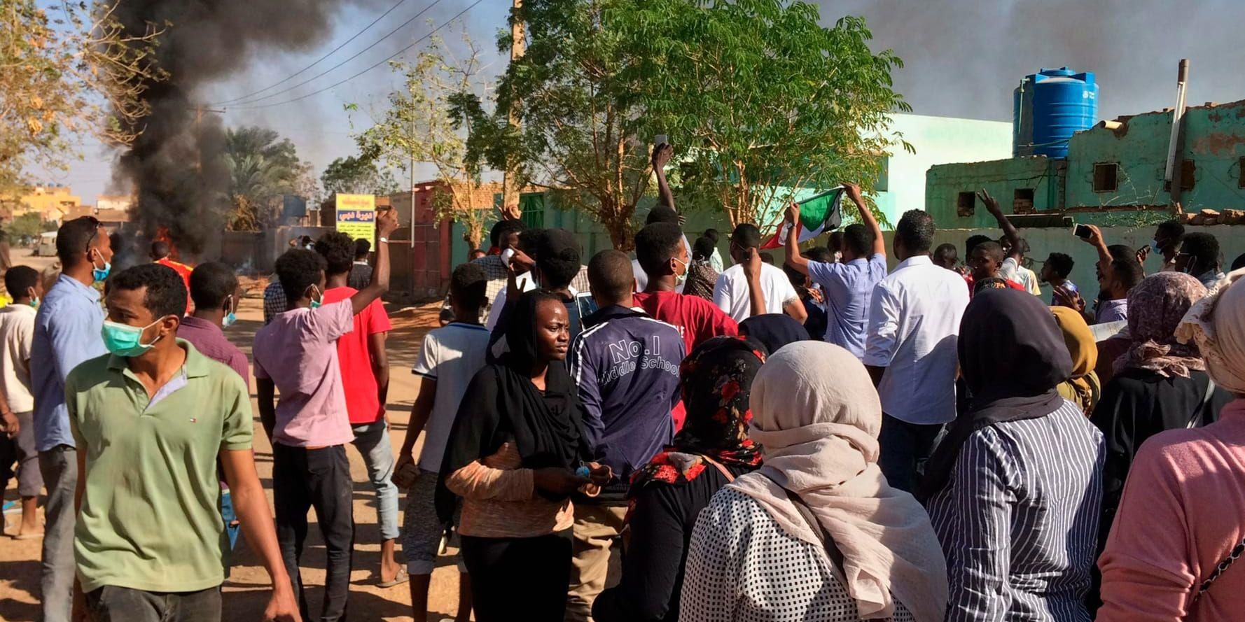 Protesterna mot president Omar al-Bashirs regering fortsätter. Bilden är tagen från en demonstration i januari. Arkivbild.