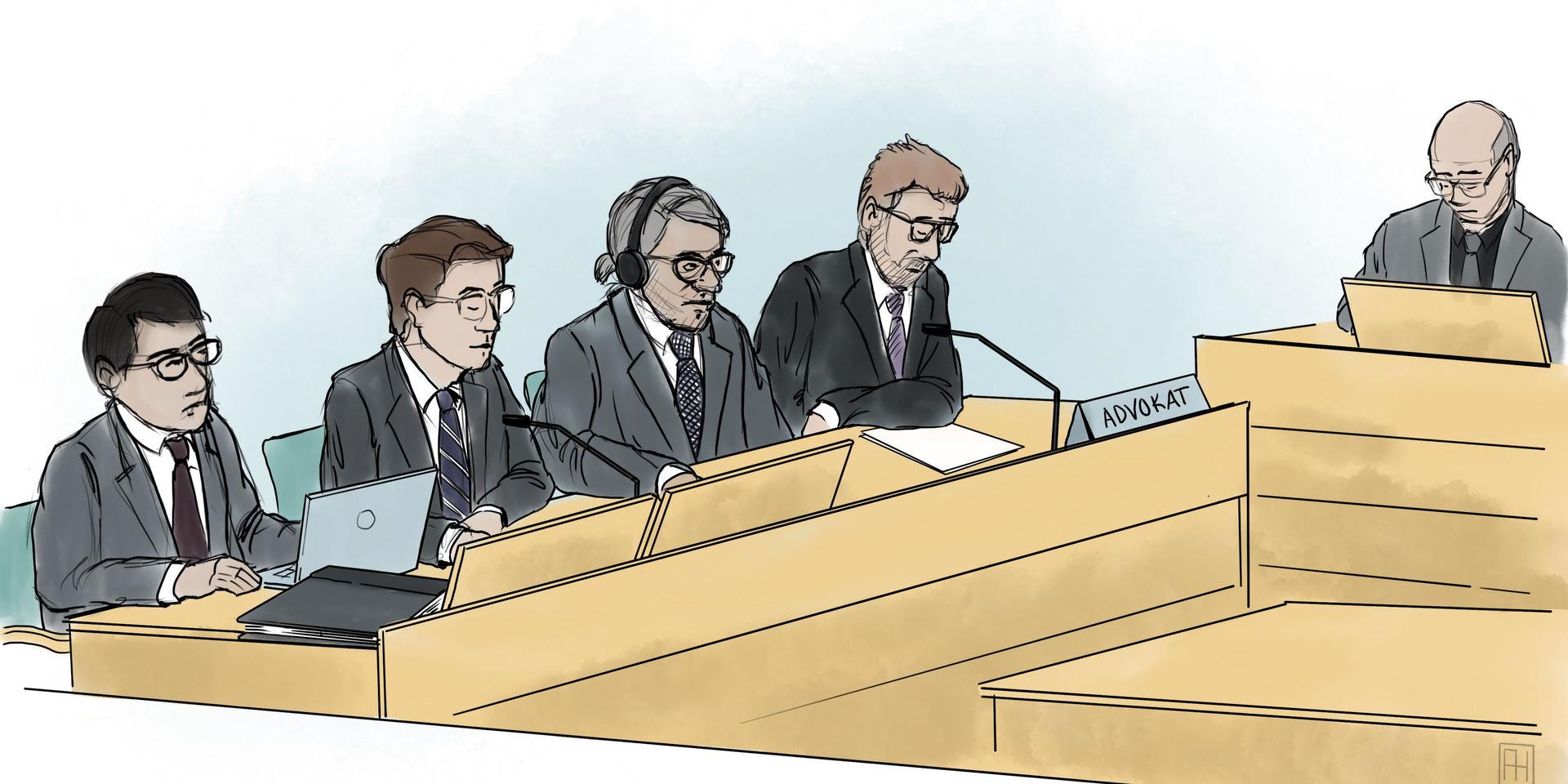 Teckning från rättegången mot kirurgen Paolo Macchiarini i Solna tingsrätt. Mannen med hörlurar är Macchiarini, till vänster om honom advokat Björn Hurtig.