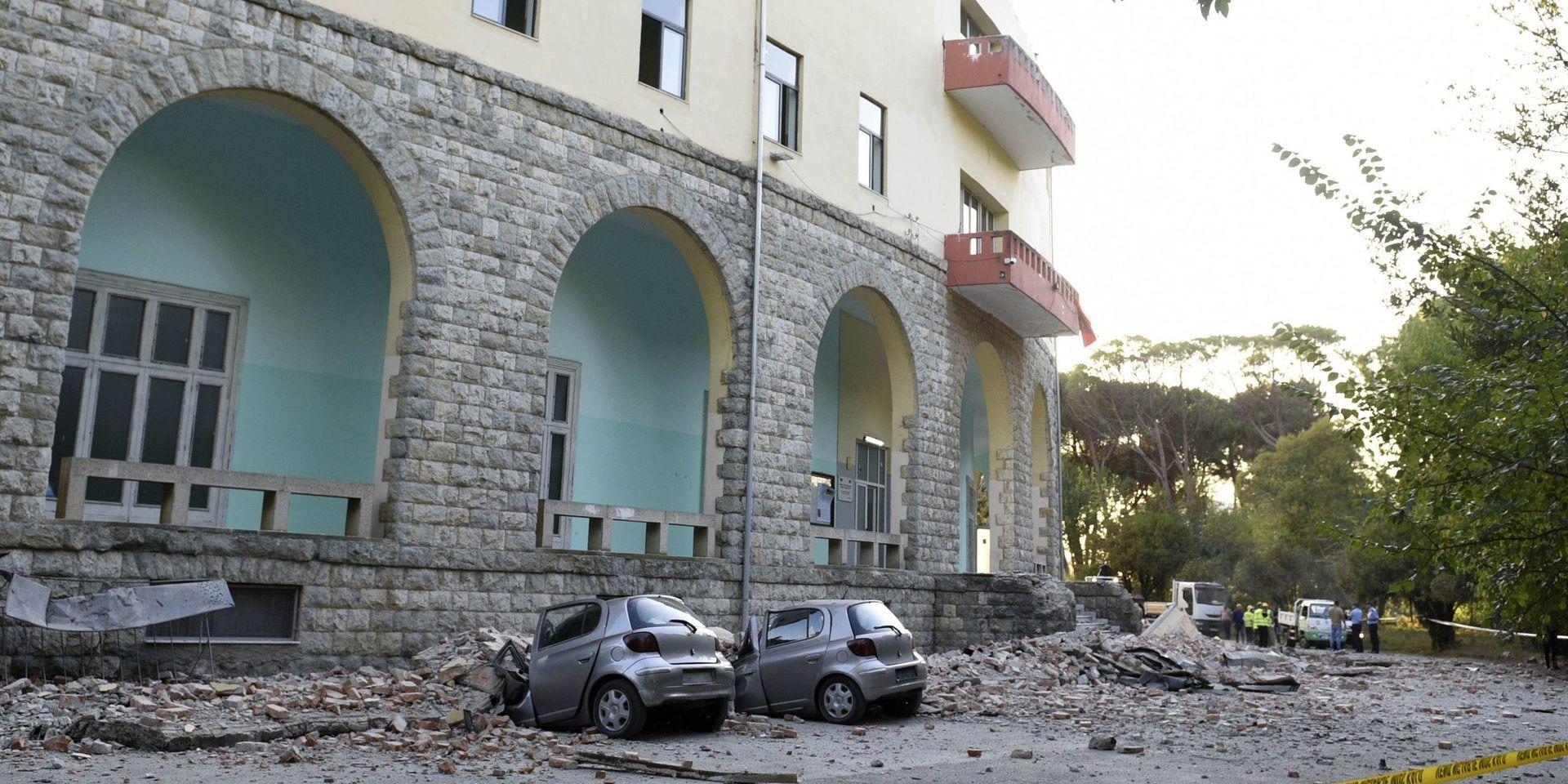 Parkerade bilar i Tirana som träffats av nedfallande bråte i samband med jordbävningen.