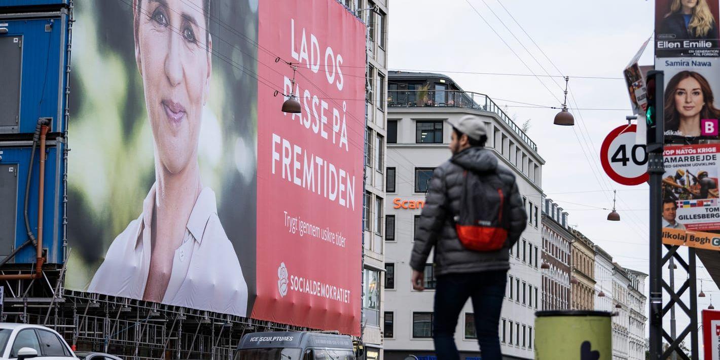 Mette Frederiksens ansikte prydde en stor valaffisch i Köpenhamn vid folketingsvalet förra året. Efter valet vände hon sig högerut för att bilda en blocköverskridande regering. Arkivbild.