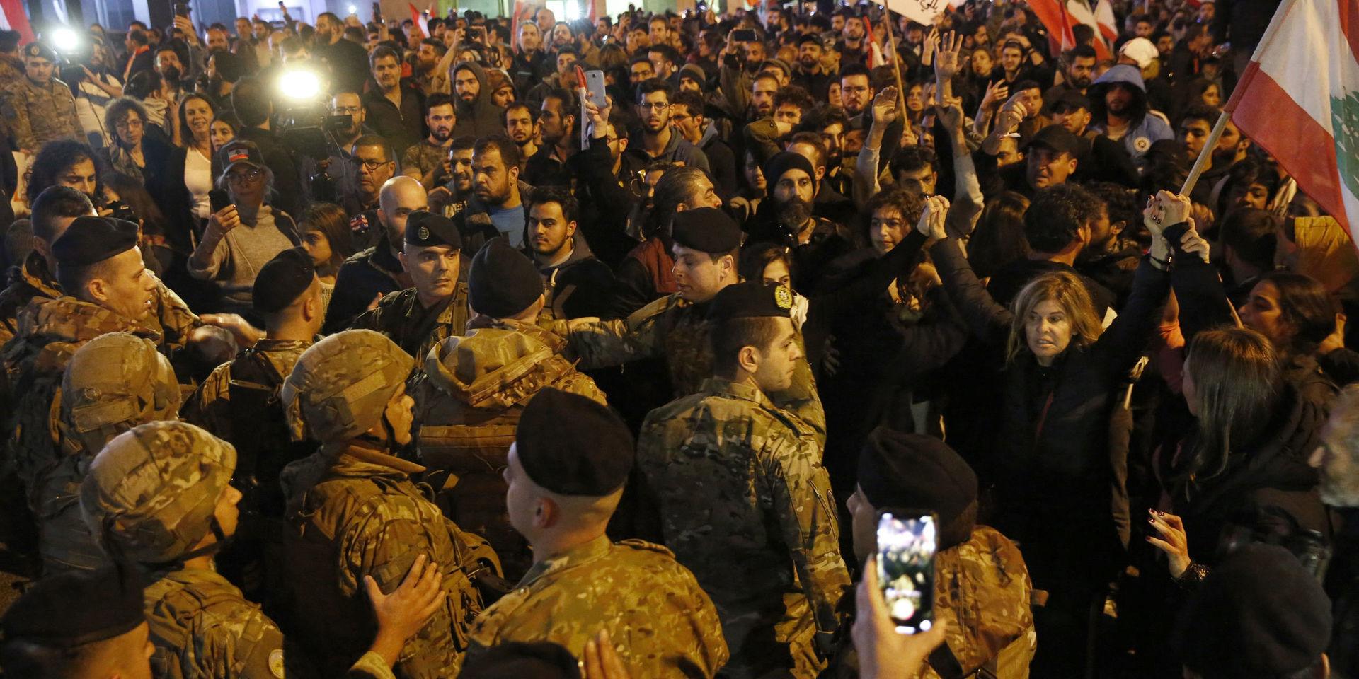 Regeringskritiska protester tvingade premiärminister Saad al-Hariri att avgå i oktober. Nu föreslås han, efter många turer, att åter bli premiärminister. Men demonstranterna fortsätter att protestera mot maktstrukturen i Libanon.