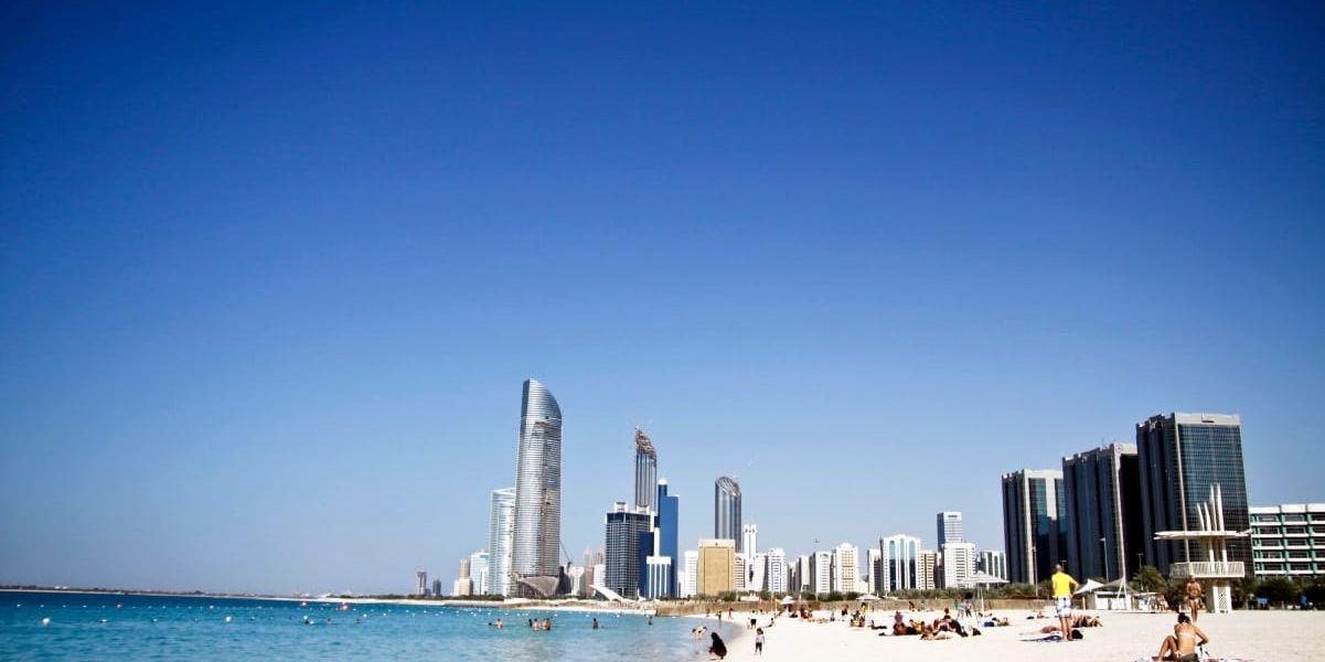 Stranden i Abu Dhabi. På dagen blir det ofta outhärdligt hett här.