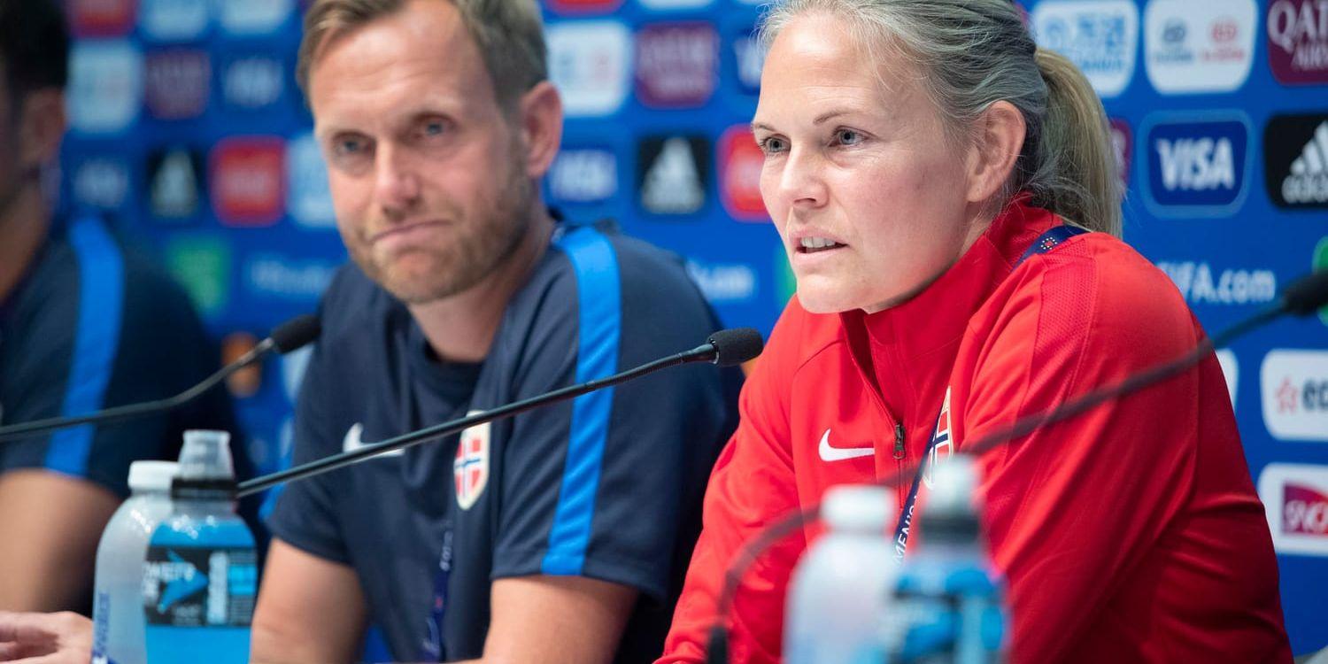Norges förbundskapten Martin Sjögren och målvakten Ingrid Hjelmseth svarade på frågor inför kvartsfinalen mot England i fotbolls-VM.