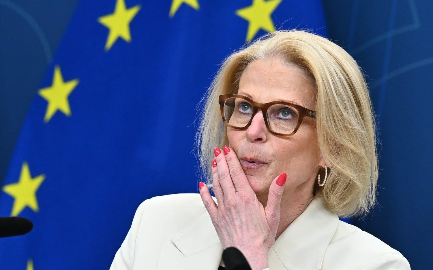 Finansminister Elisabeth Svantesson (M) ser ett osäkert läge för svensk ekonomi.