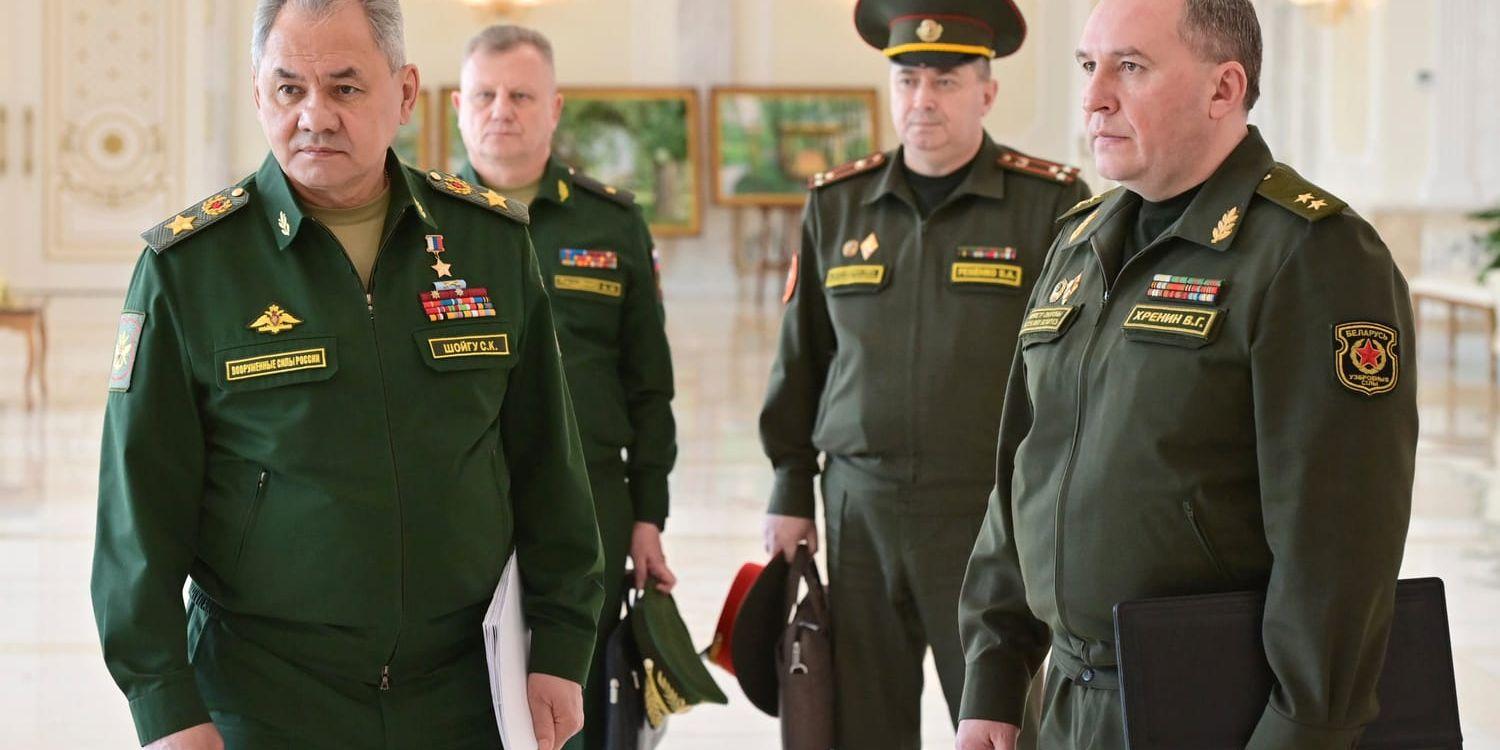Rysslands försvarsminister Sergej Sjojgu (vänster i bild) har skrivit under ett avtal om att placera ryska kärnvapen i Belarus. Belarus försvarsminister Viktor Chrenin står här längst till höger i bild. Arkivbild.