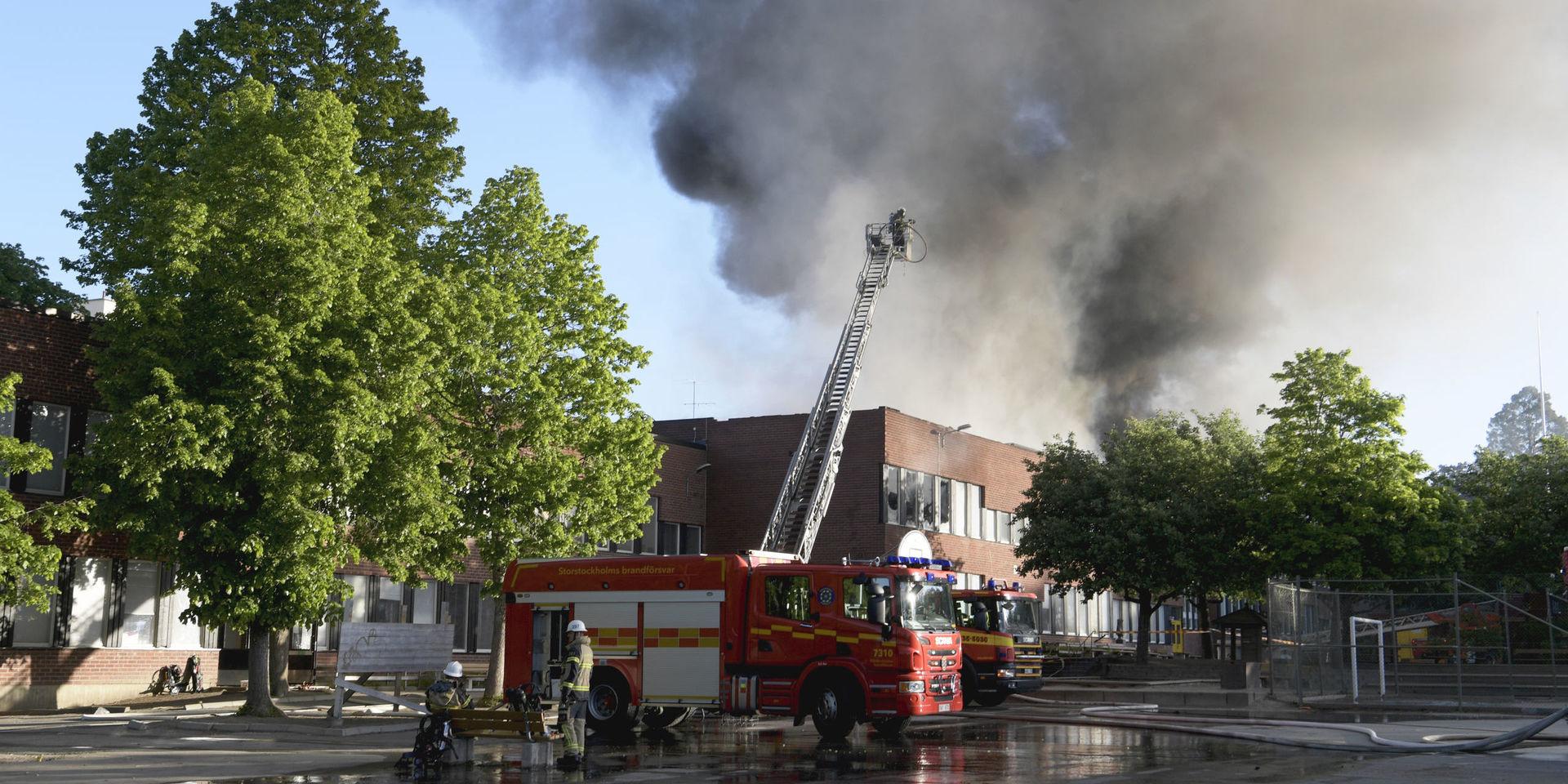 Branden i Slättgårdsskolan spred sig under natten, men var under morgonen under kontroll.