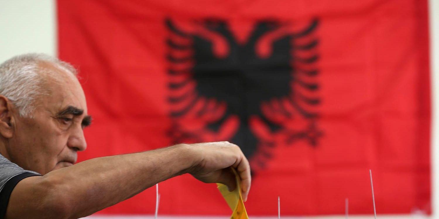 En man röstar i Tirana, Albanien. Lokalvalet har blivit en kraftkamp mellan den korruptionsanklagade premiärministern och oppositionen, som bojkottar valet.