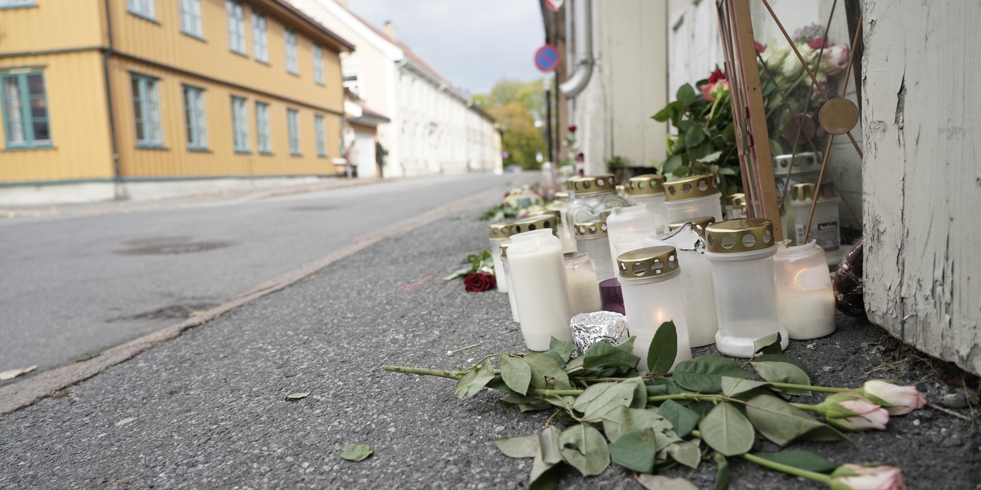 Blommor och ljus vid brottsplatsen dagarna efter att fem personer dödades i attacken i Kongsberg i oktober förra året.