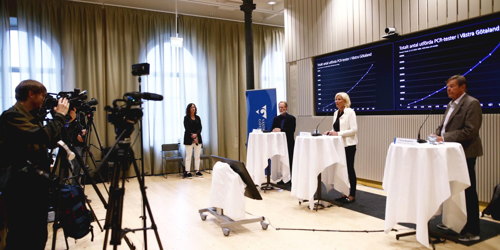 Leif Dotevall, biträdande smittskyddsläkare, Ann Söderström, Hälso- och sjukvårdsdirektör, och Tomas Bergström, professor i klinisk mikrobiologi, under en pressträff om utvecklingen av coronaviruset den 5 juni.