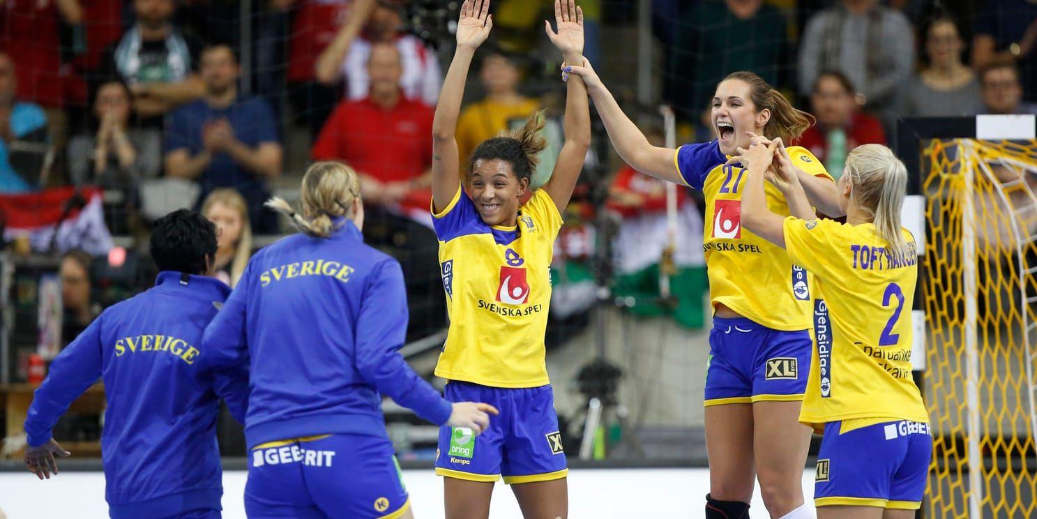 Jamina Roberts (i mitten) jublar med lagkamraterna efter segern mot Ungern i handbolls-VM.
