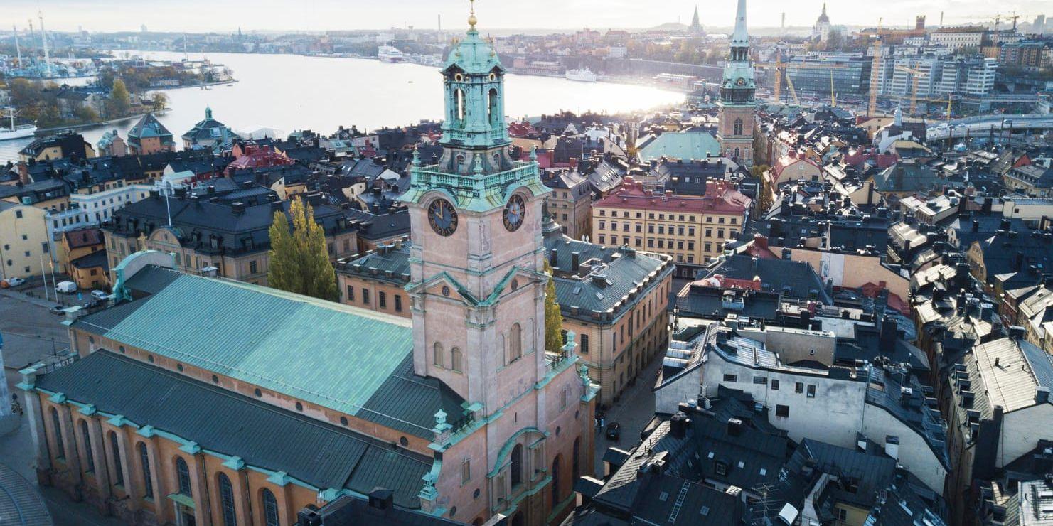 Hyrorna skulle öka mest i Storstockholm och Göteborg om hyressättningen blev friare, enligt Finanspolitiska rådet. På bilden syns Storkyrkan i Gamla stan i Stockholm med utsikt mot Saltsjön. Arkivbild.