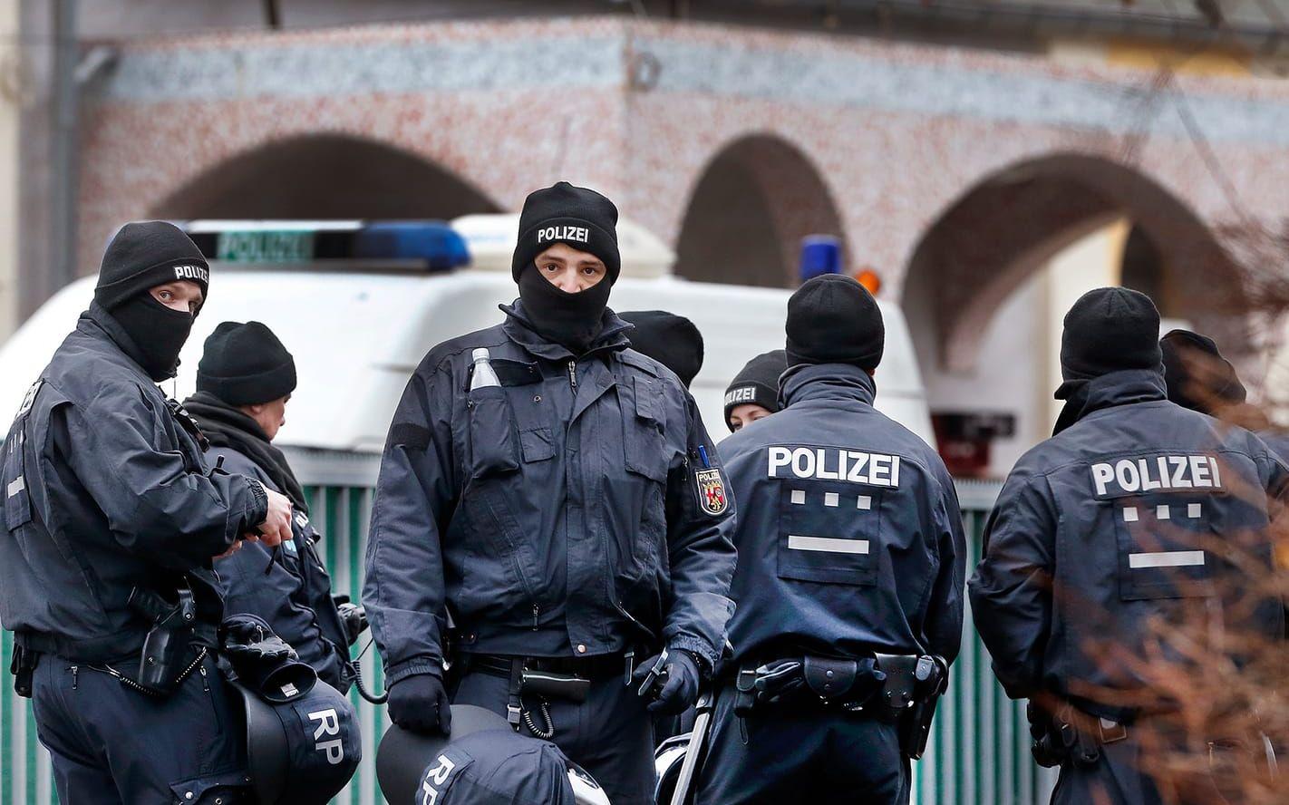 Tyska polisens specialstyrkor slog till mot flera platser runt om i delstaten Hessen under natten och morgonen den 1 februari. FOTO: AP 