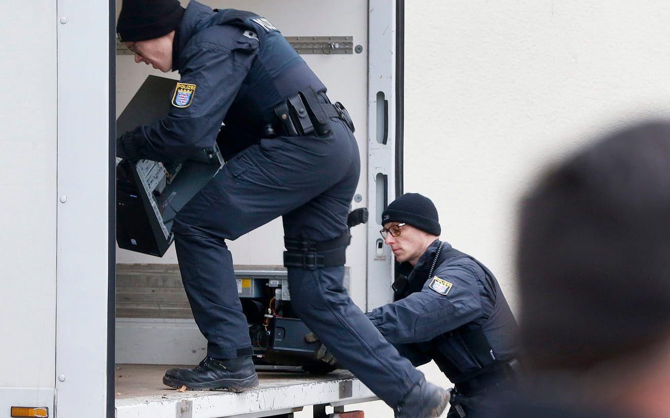 Tyska polisens specialstyrkor slog till mot flera platser runt om i delstaten Hessen under natten och morgonen den 1 februari. FOTO: AP